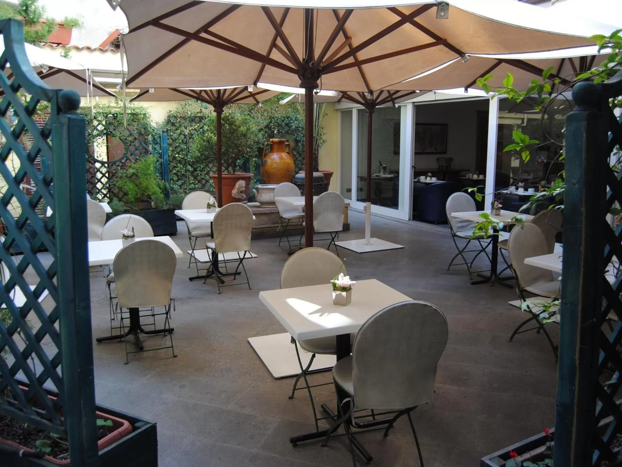 Restaurant/places to eat in Hotel Diplomatic