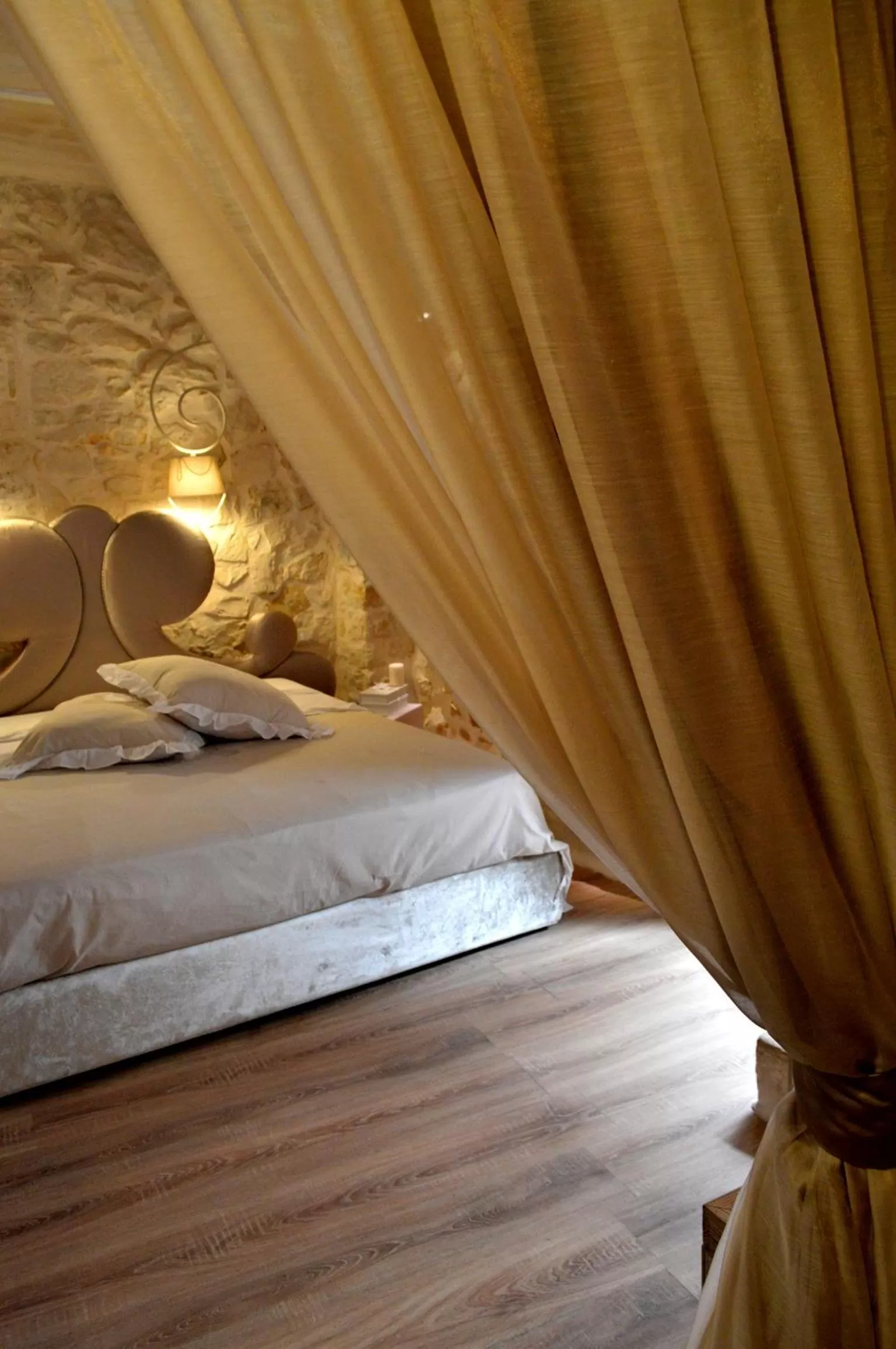 Decorative detail, Bed in Albergo Diffuso Dimora Rossi B&B