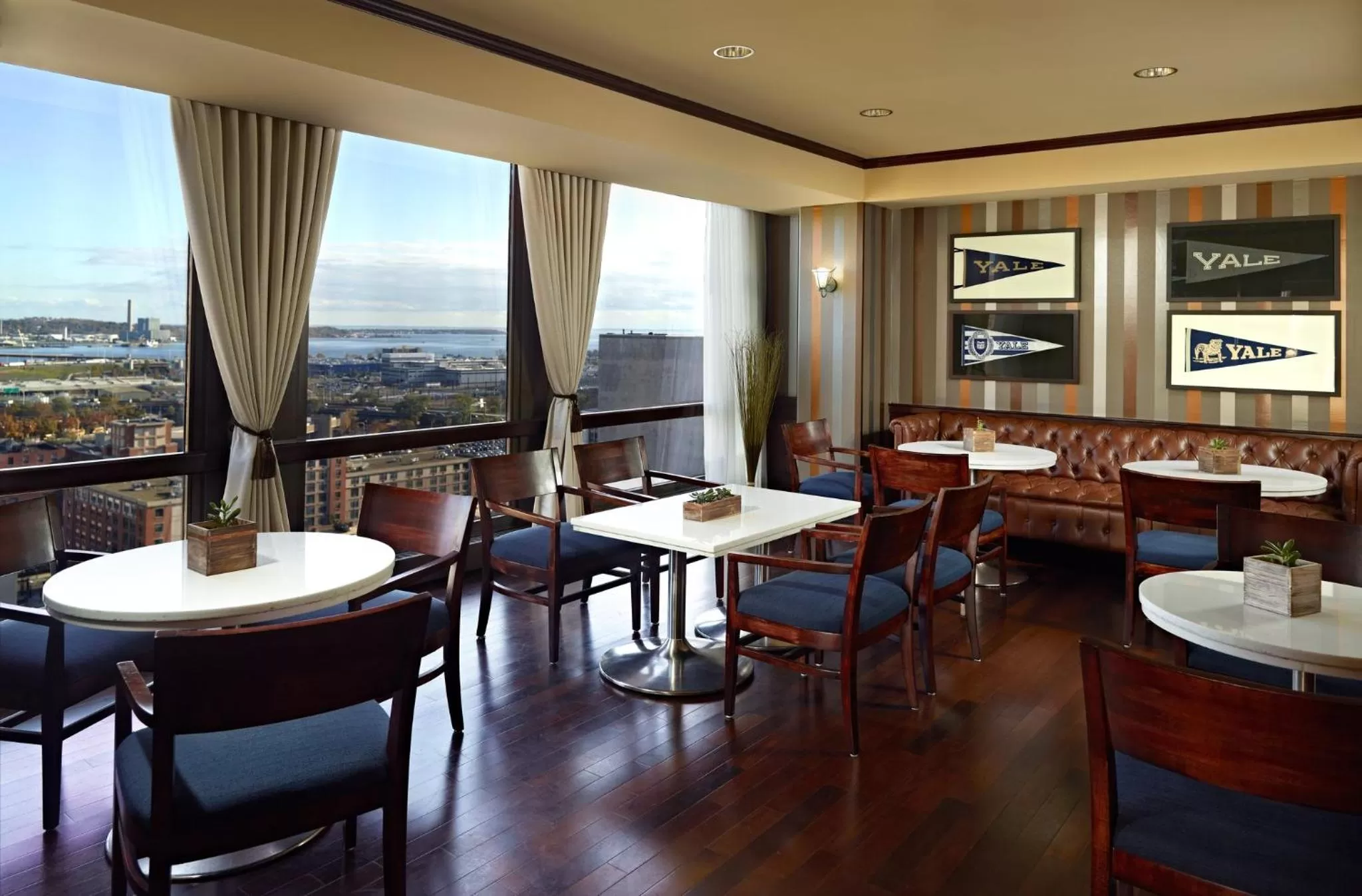 Lounge or bar in Omni New Haven Hotel at Yale