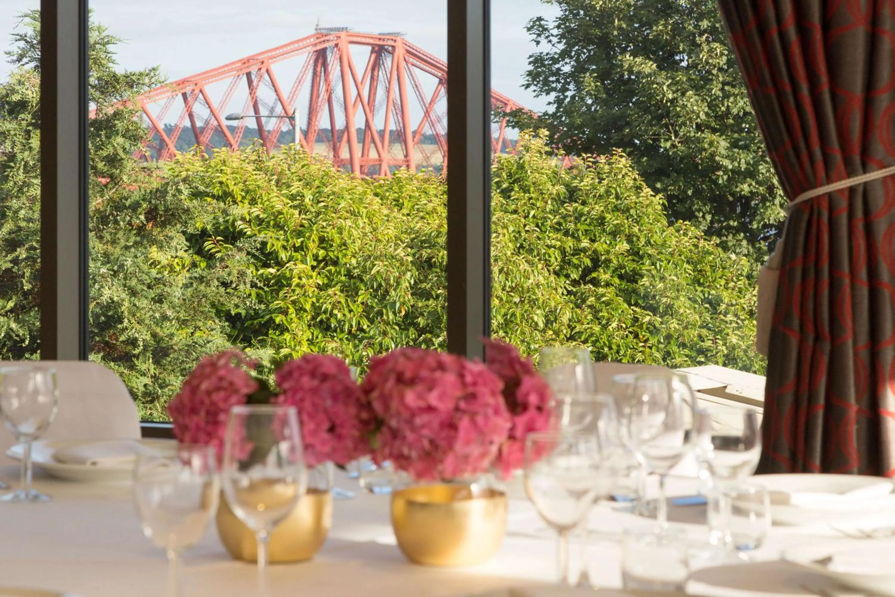 Dining area in DoubleTree by Hilton Edinburgh - Queensferry Crossing