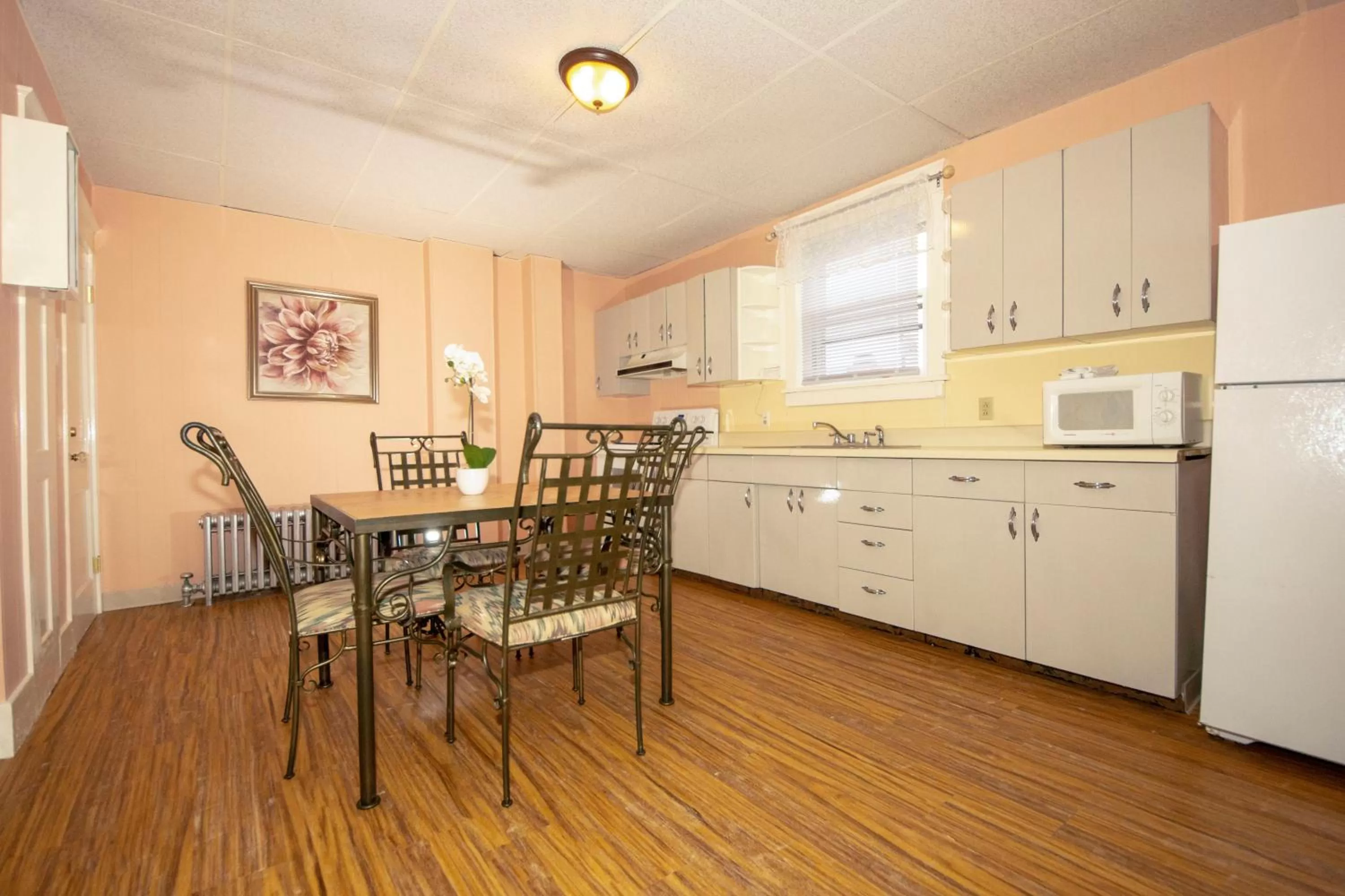 Simmons Motel and Suites