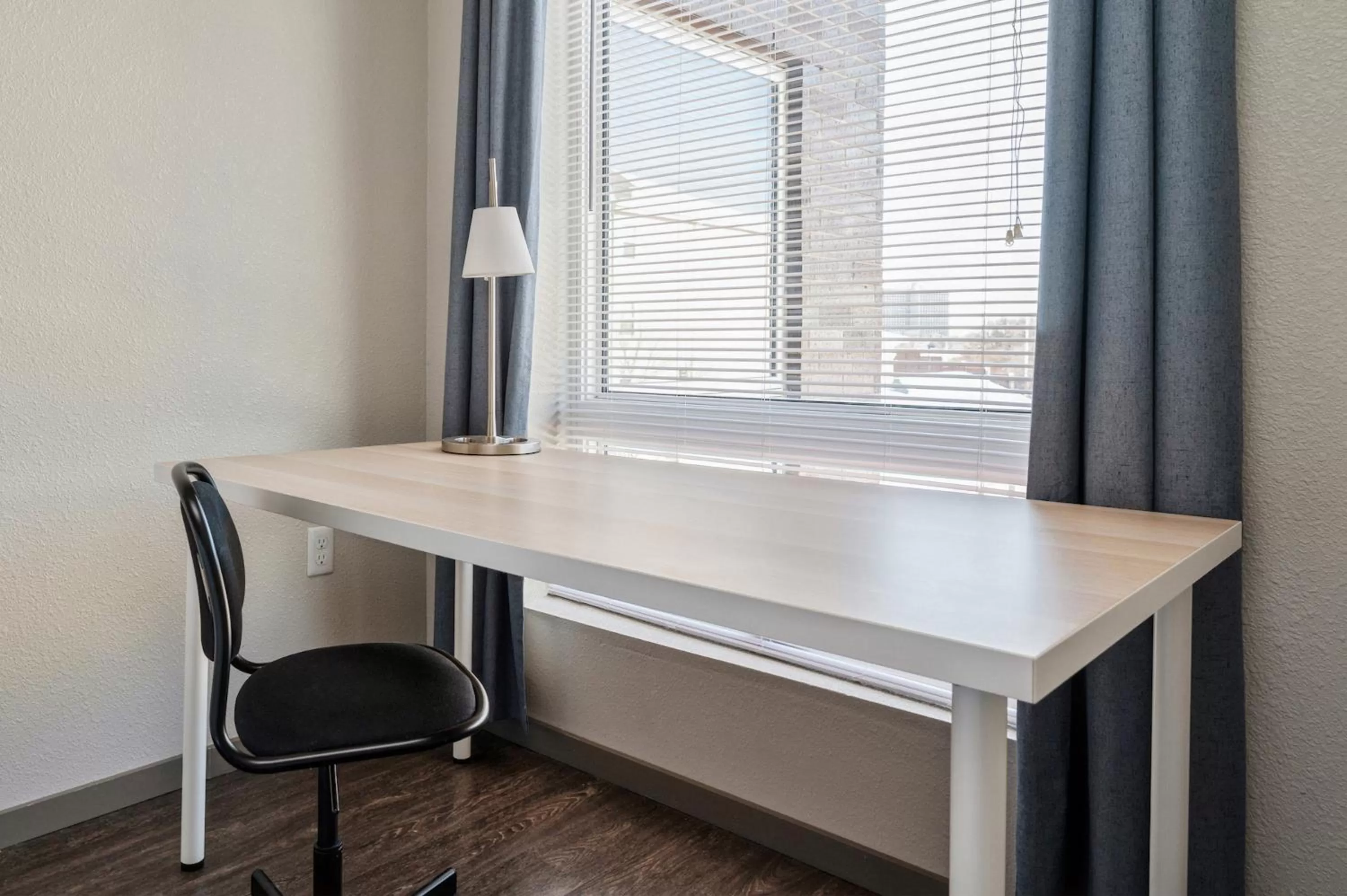Seating area, Dining Area in Kasa University Avenue Minneapolis