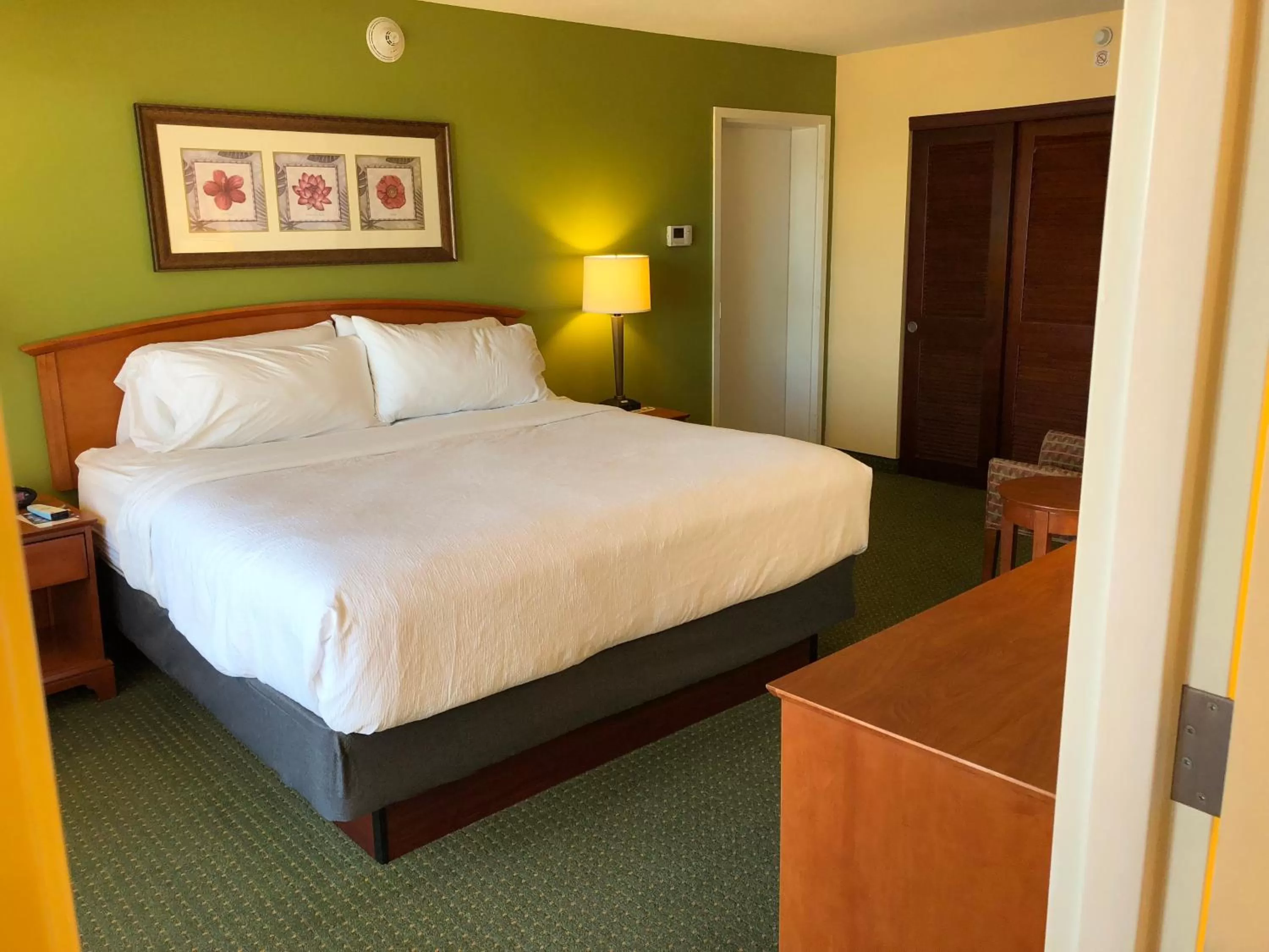 Photo of the whole room, Bed in Holiday Inn & Suites Clearwater Beach by IHG