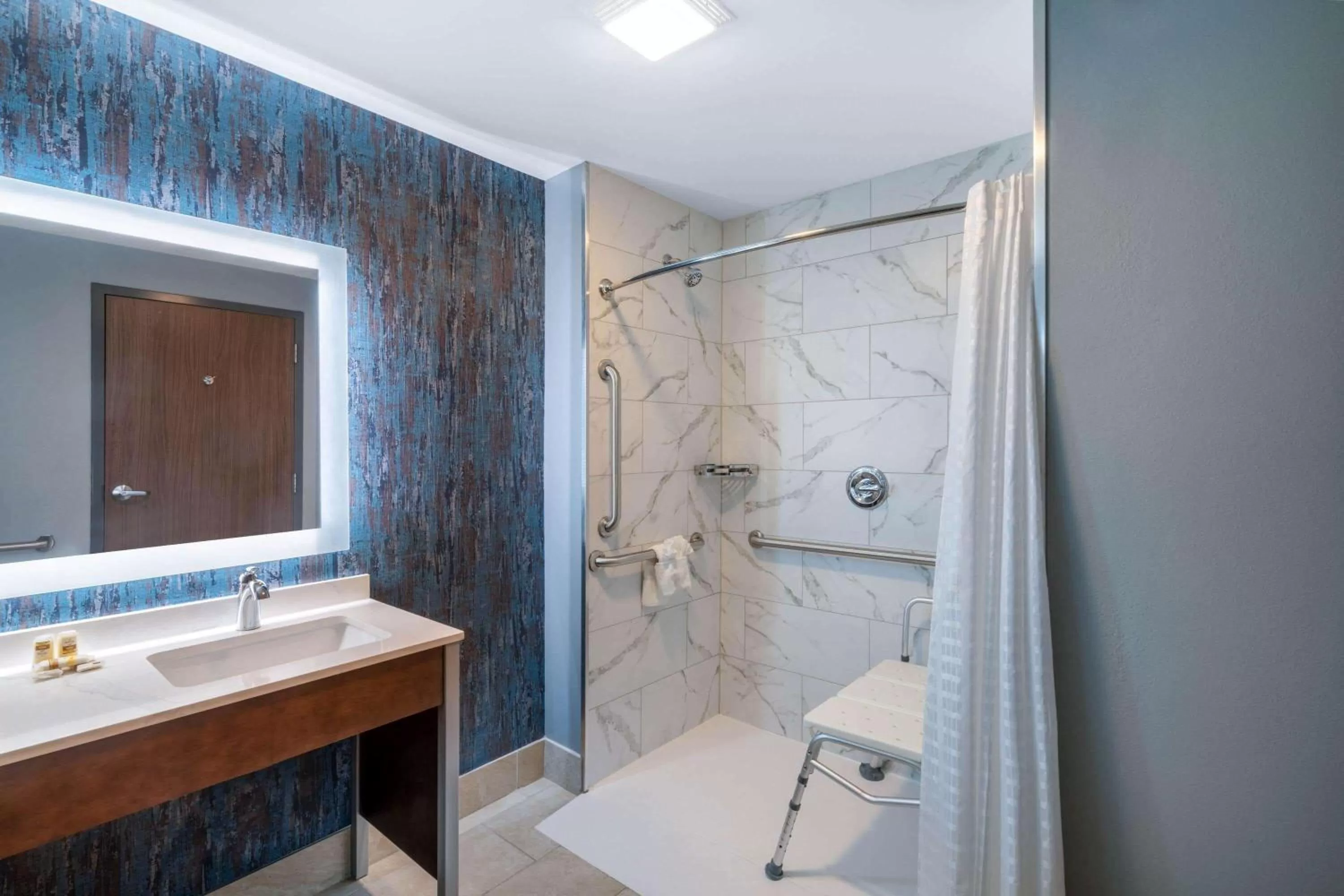 Shower in La Quinta Inn & Suites by Wyndham Louisville NE - Old Henry Rd