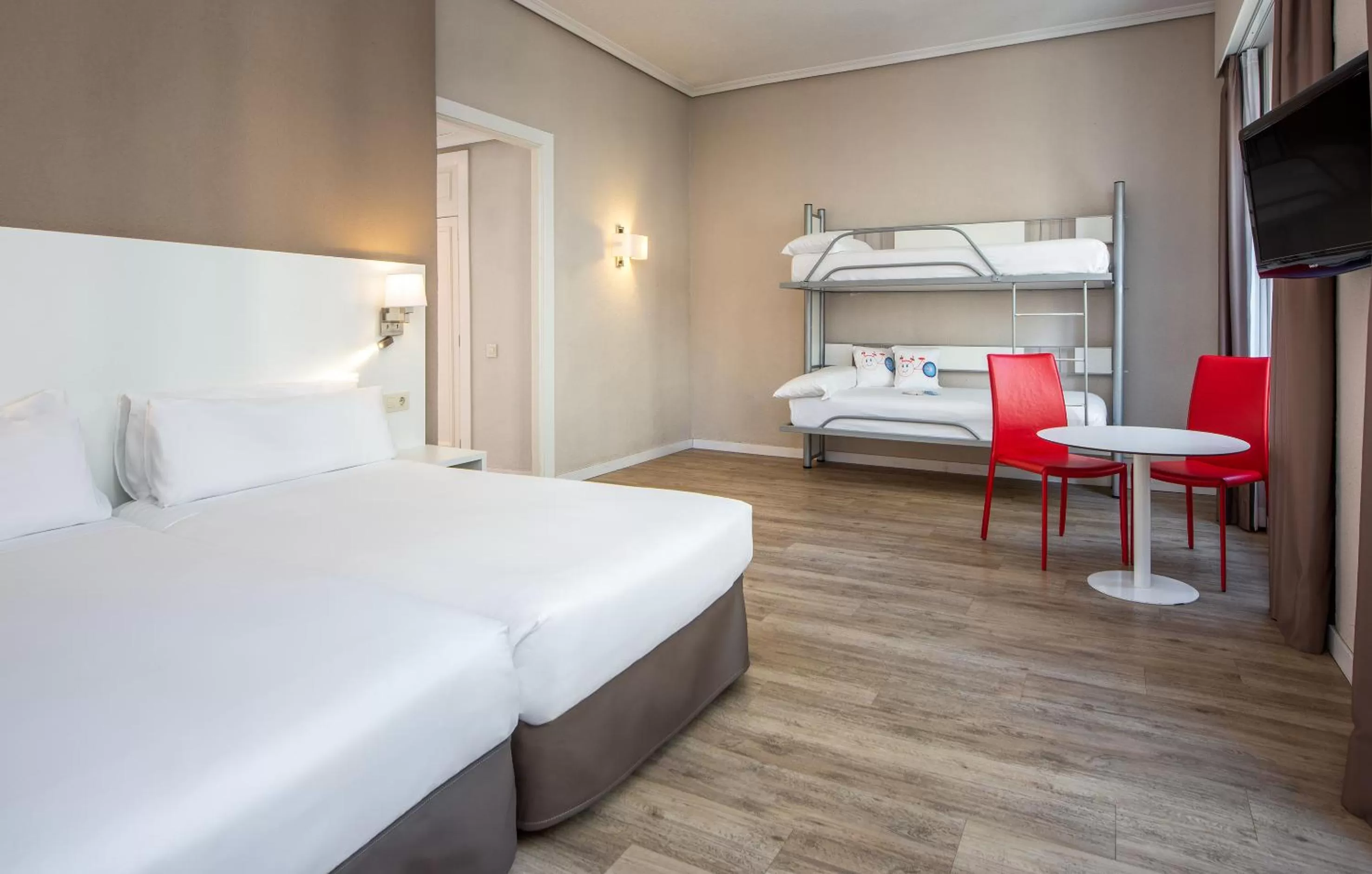 Photo of the whole room in Hotel Madrid Gran Via 25, Affiliated by Meliá
