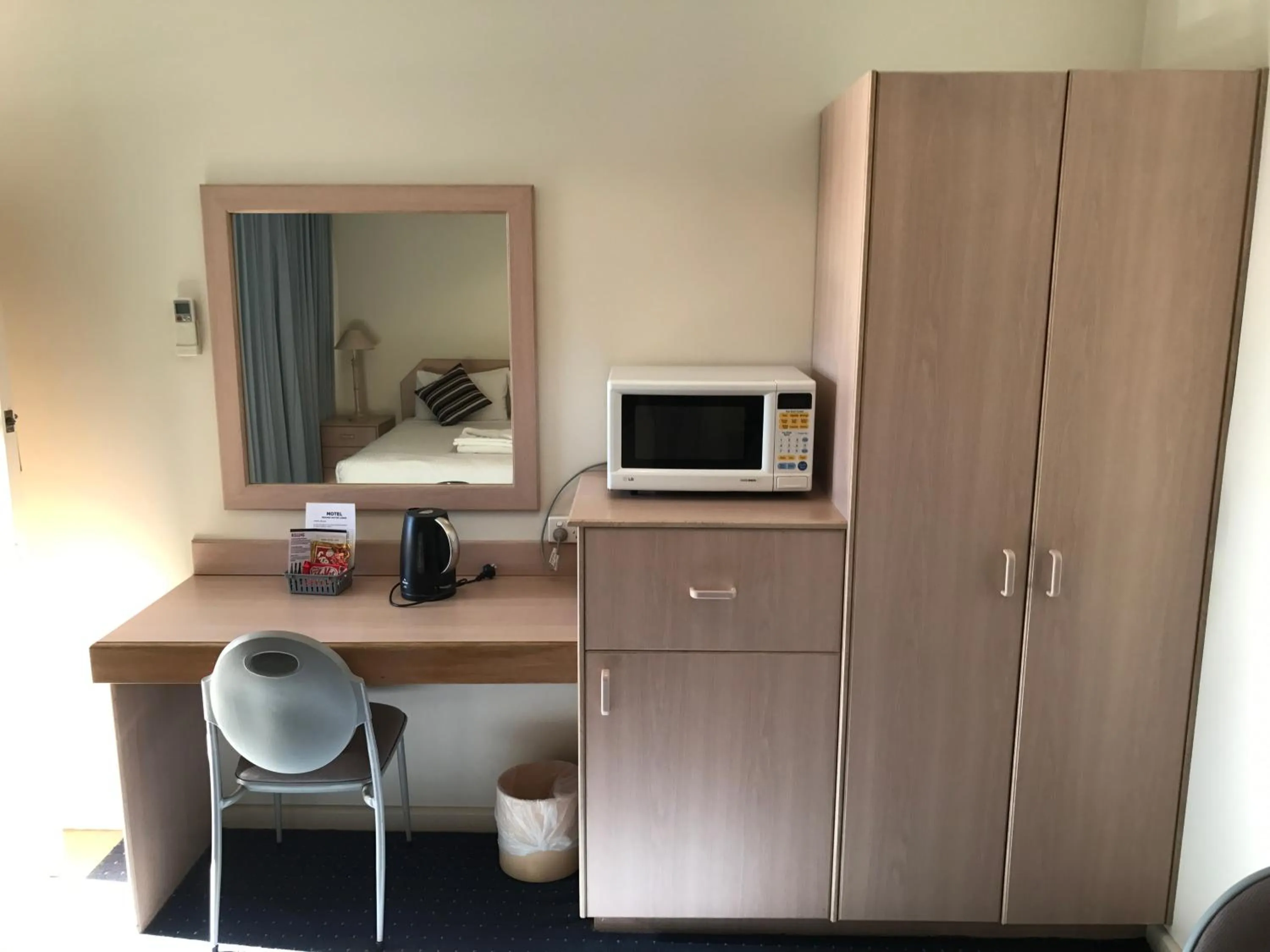 Kitchen or kitchenette in Orange Motor Lodge