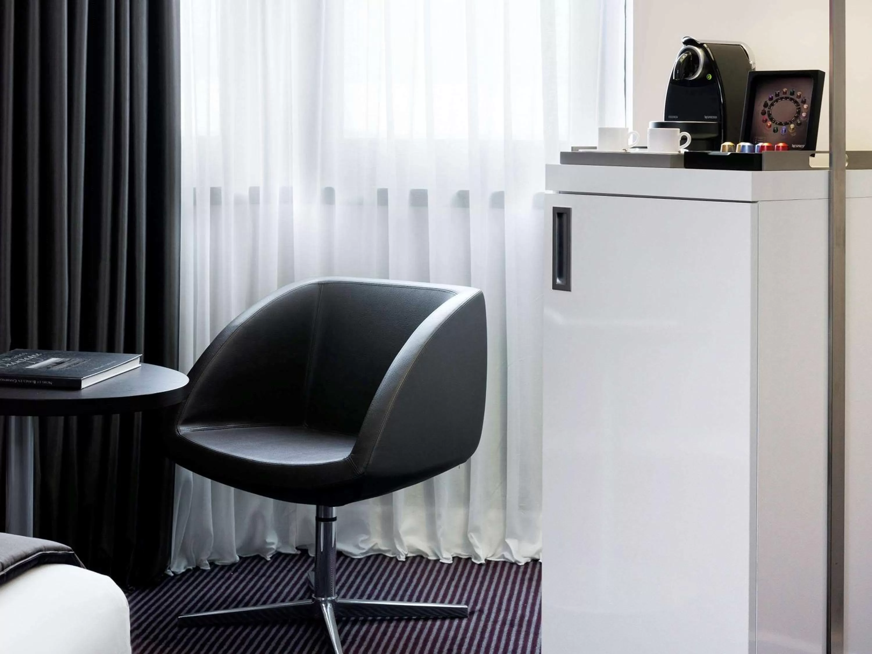 Photo of the whole room, Seating Area in Mercure Reims Centre Cathédrale