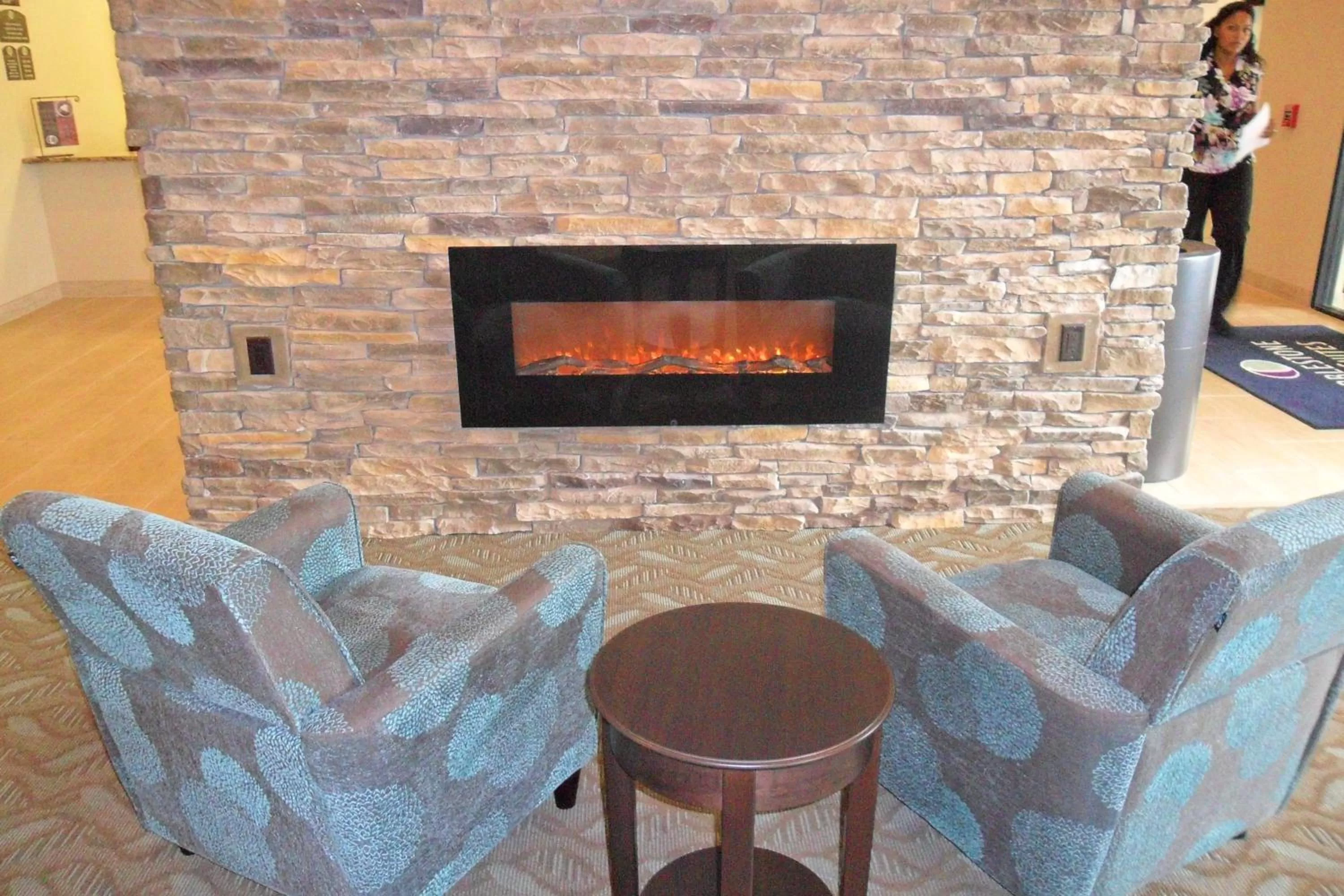 Communal lounge/ TV room in Cobblestone Inn & Suites - Fort Dodge