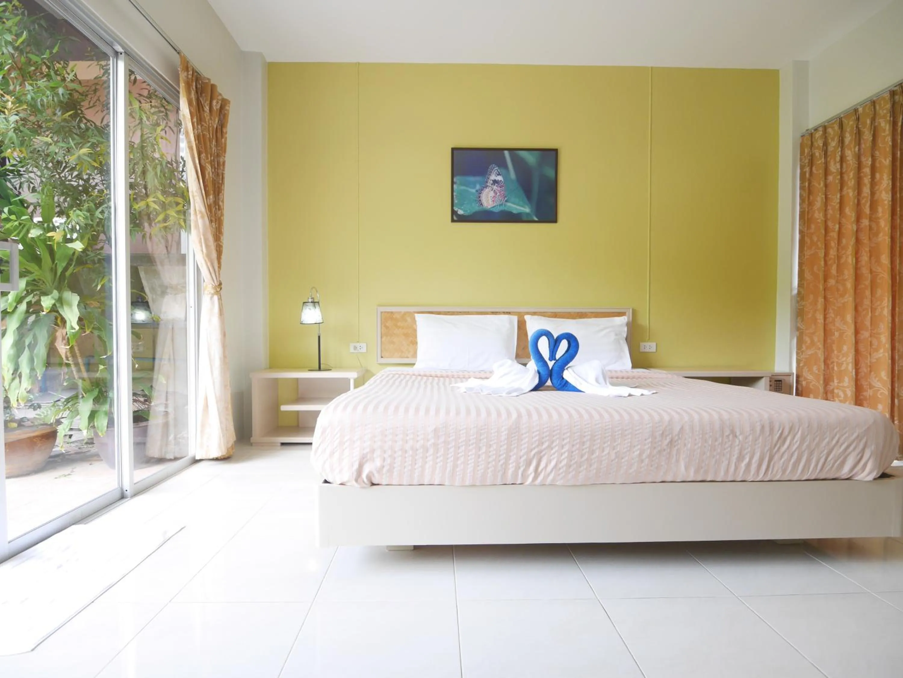 Photo of the whole room, Bed in Forest Bungalows & Mama's Restaurant