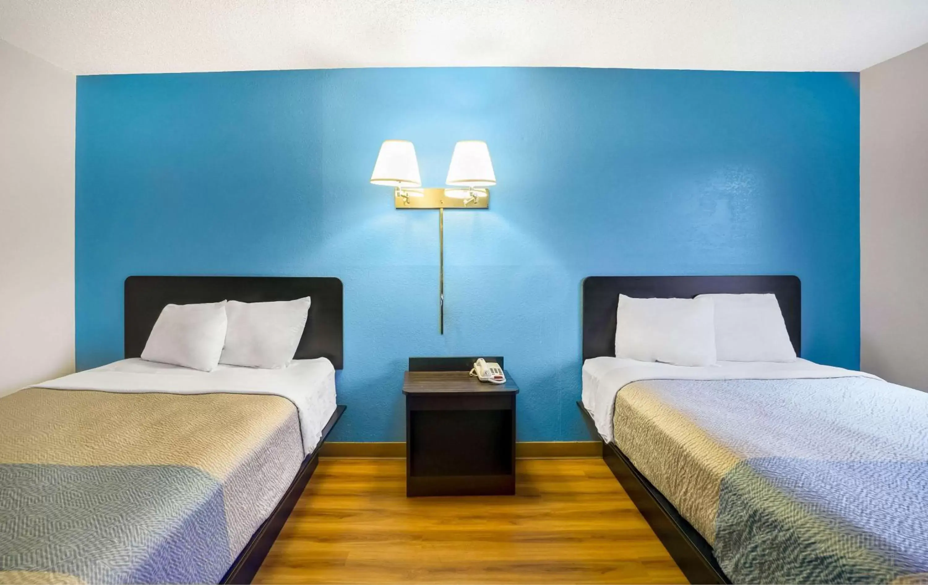 Deluxe Quadruple Room - single occupancy - Non-Smoking in Motel 6-Montoursville, PA - Williamsport Deluxe Quadruple Room - single occupancy - Non-Smoking in Motel 6-Montoursville, PA - Williamsport