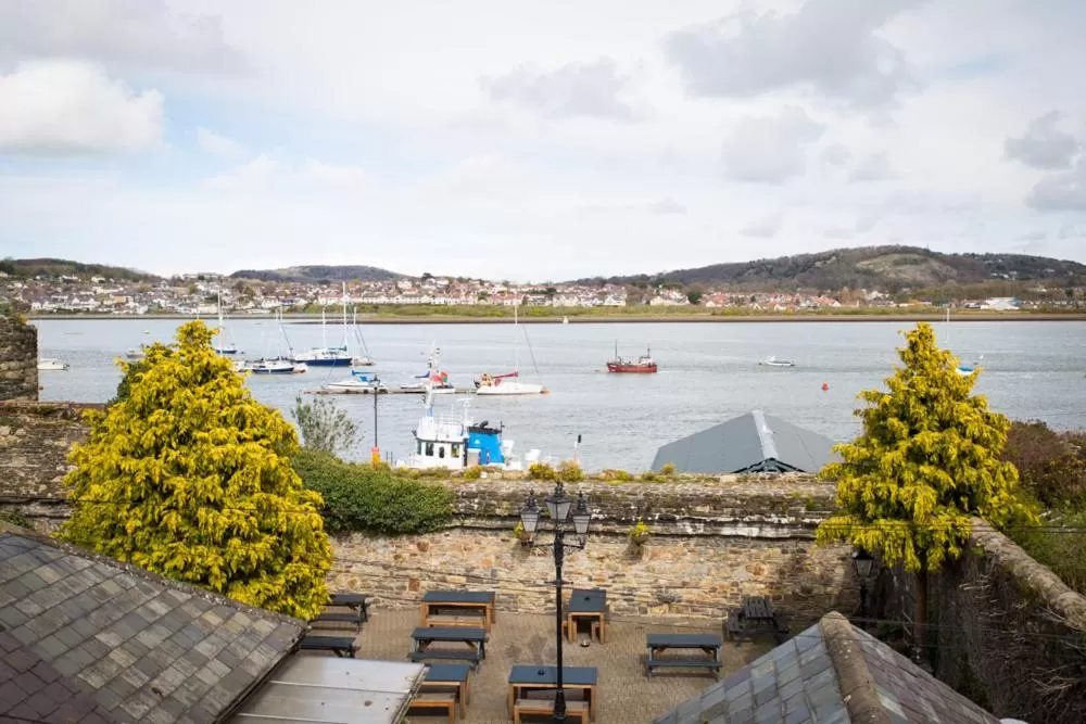 Day in George & Dragon, Conwy