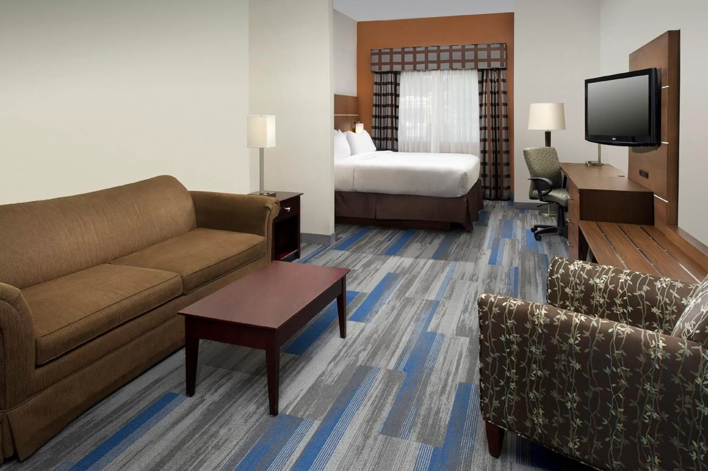 King Suite - Disability Access Hearing Accessible Roll-In Shower in Holiday Inn Express & Suites Charlottesville - Ruckersville, an IHG Hotel King Suite - Disability Access Hearing Accessible Roll-In Shower in Holiday Inn Express & Suites Charlottesville - Ruckersville, an IHG Hotel