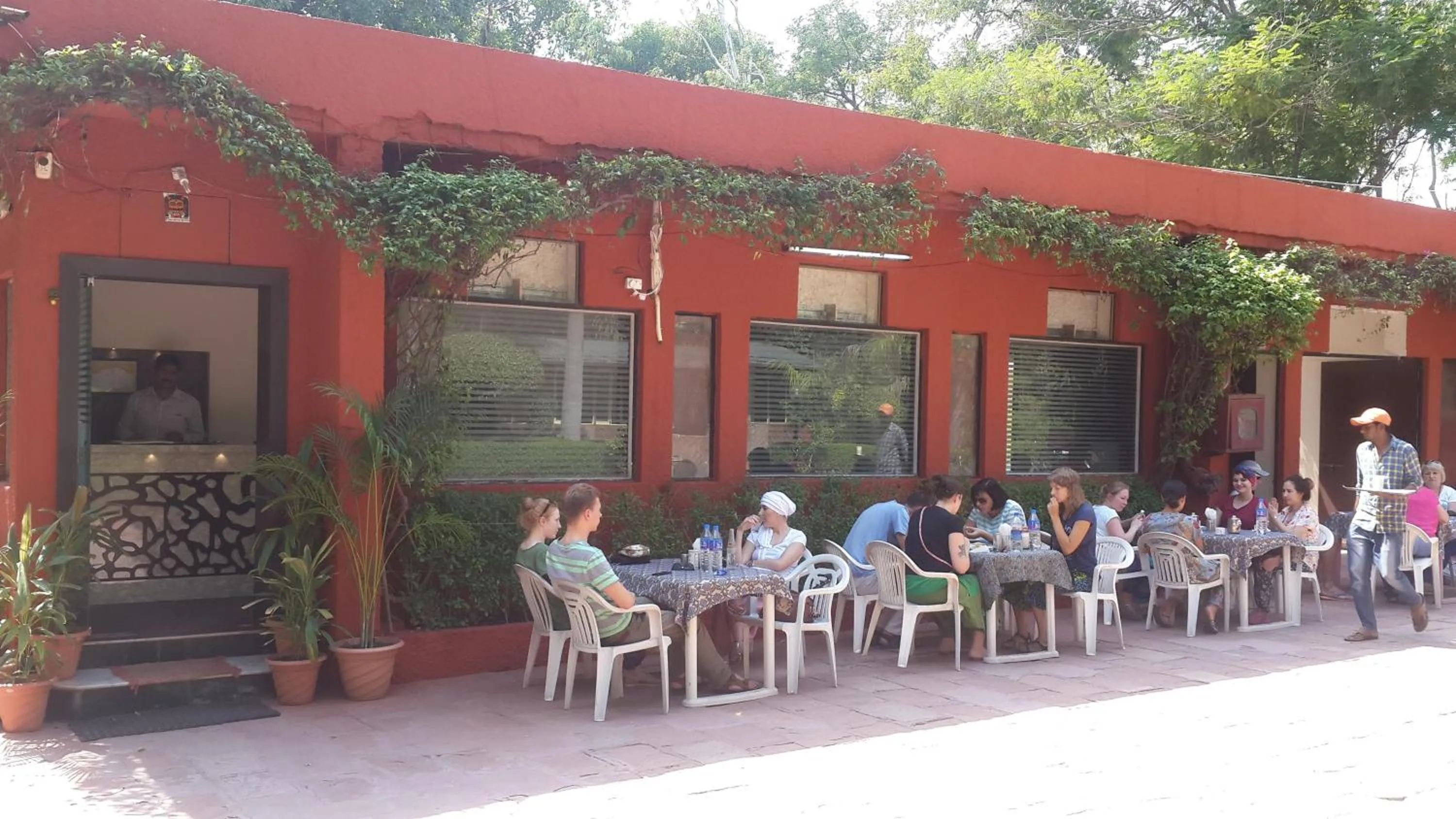 Restaurant/places to eat in Hotel Sheela, 100m from Taj Mahal