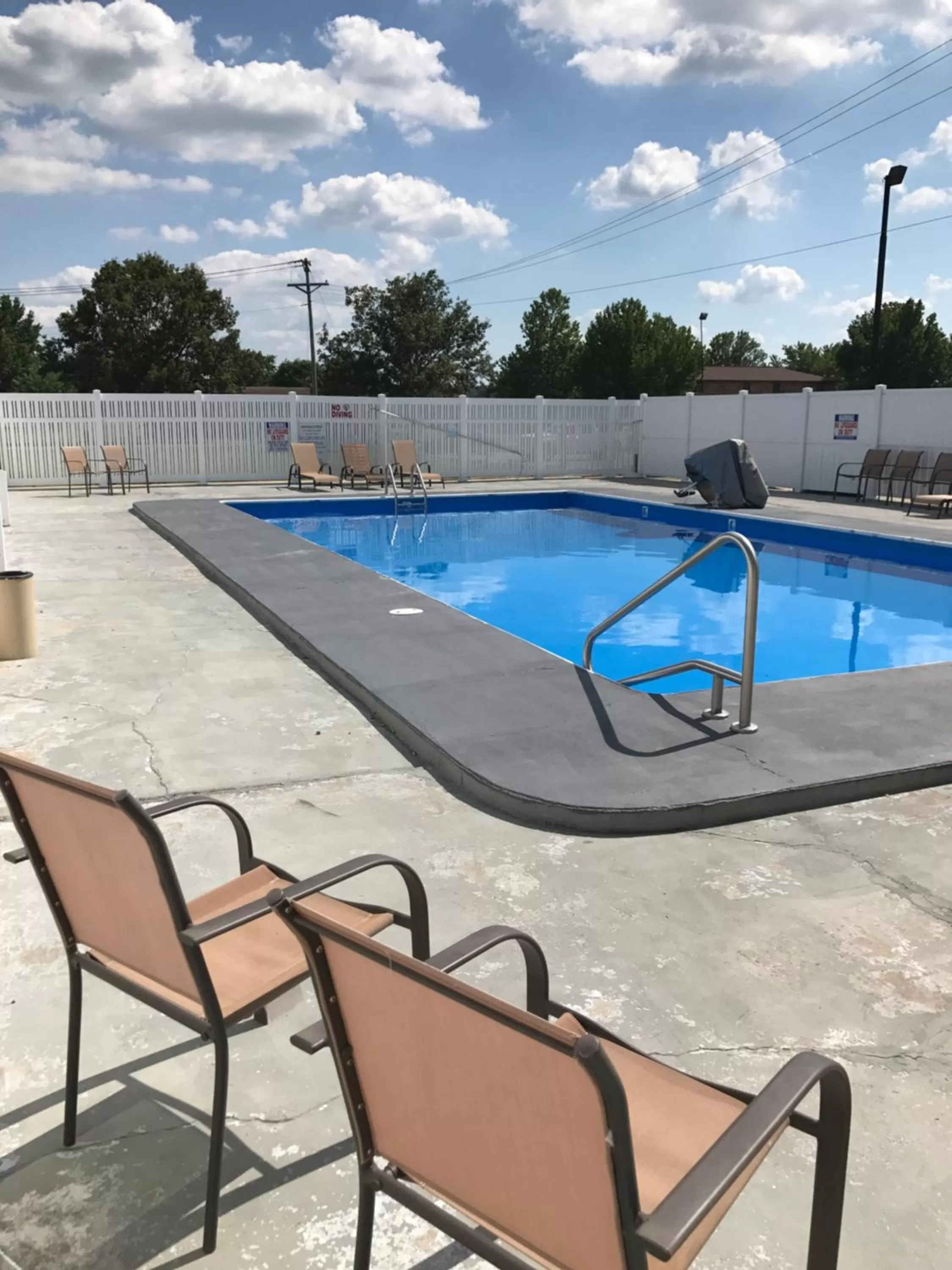 Swimming pool in Dexter Inn