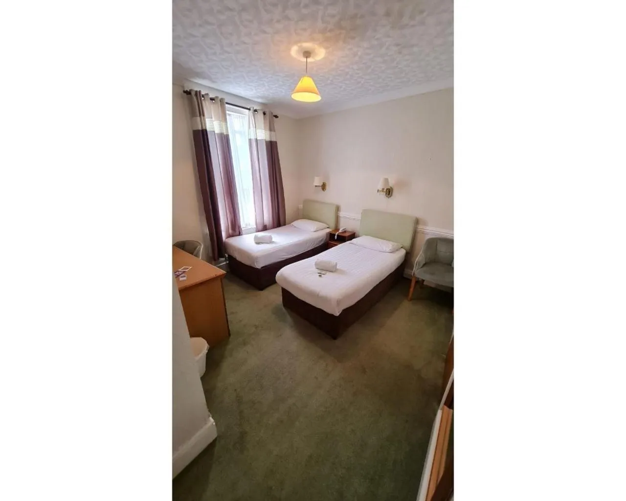 Bedroom, Bed in Richmond Hotel