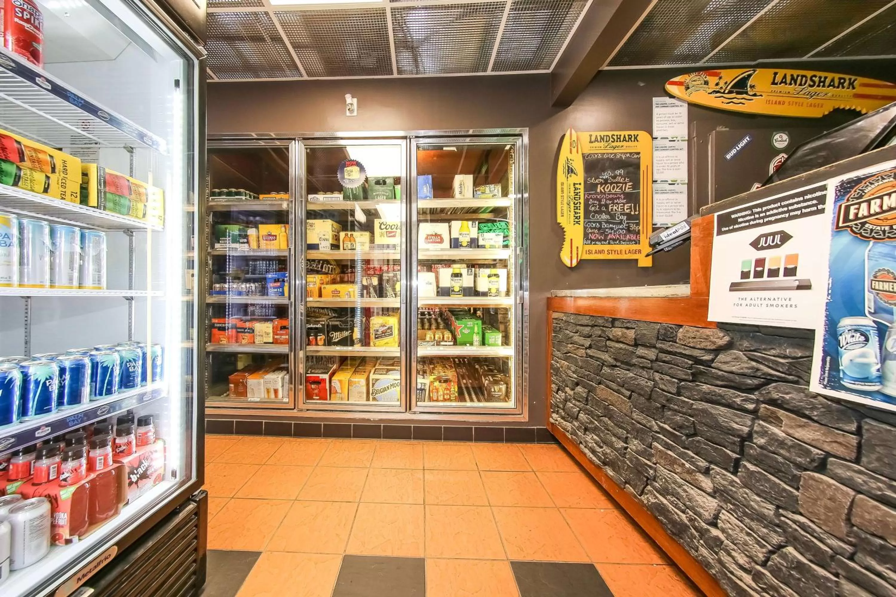 Food and drinks in Howard Johnson by Wyndham Winnipeg West