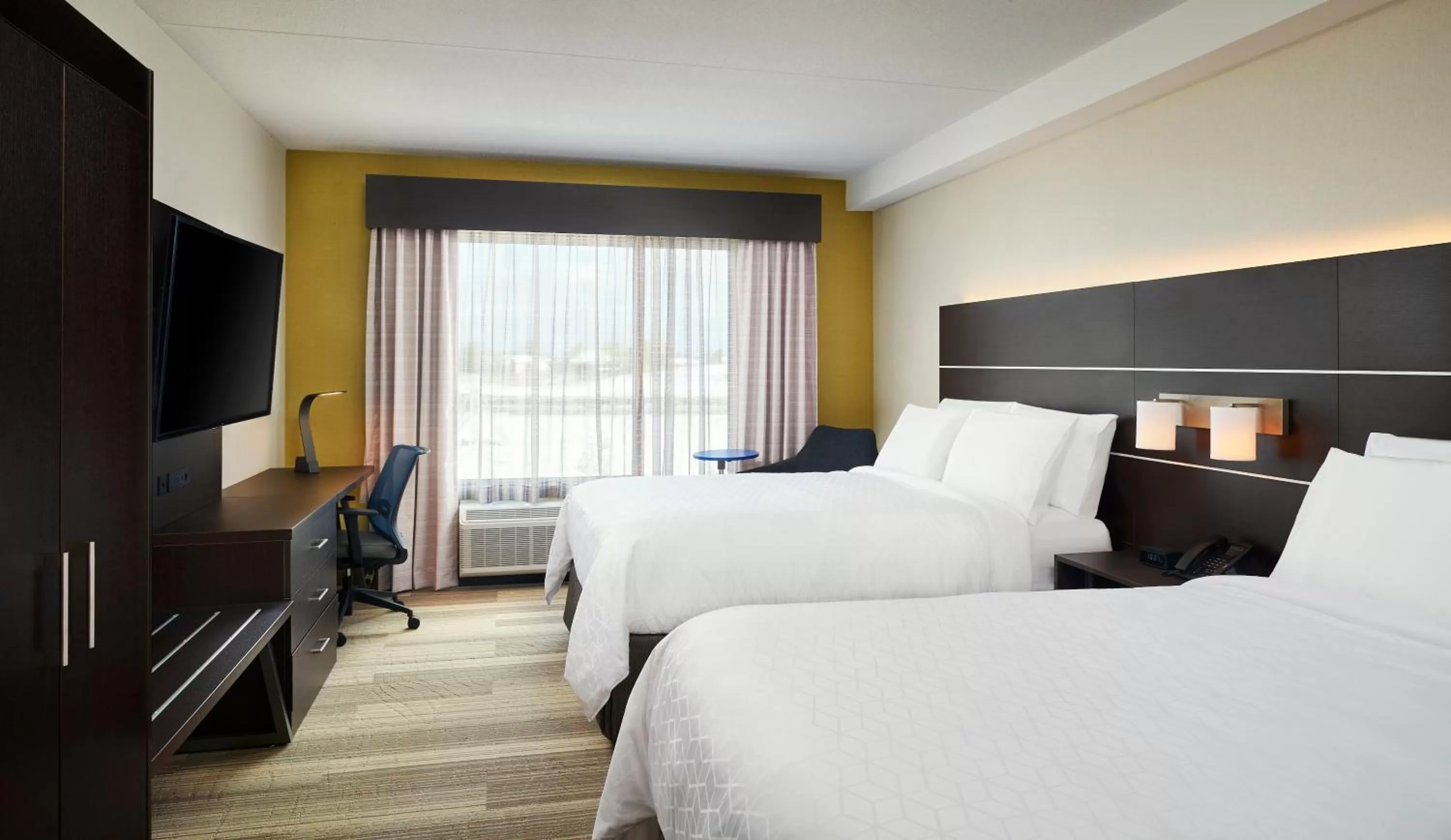 Photo of the whole room, Bed in Holiday Inn Express & Suites Windsor East - Lakeshore by IHG
