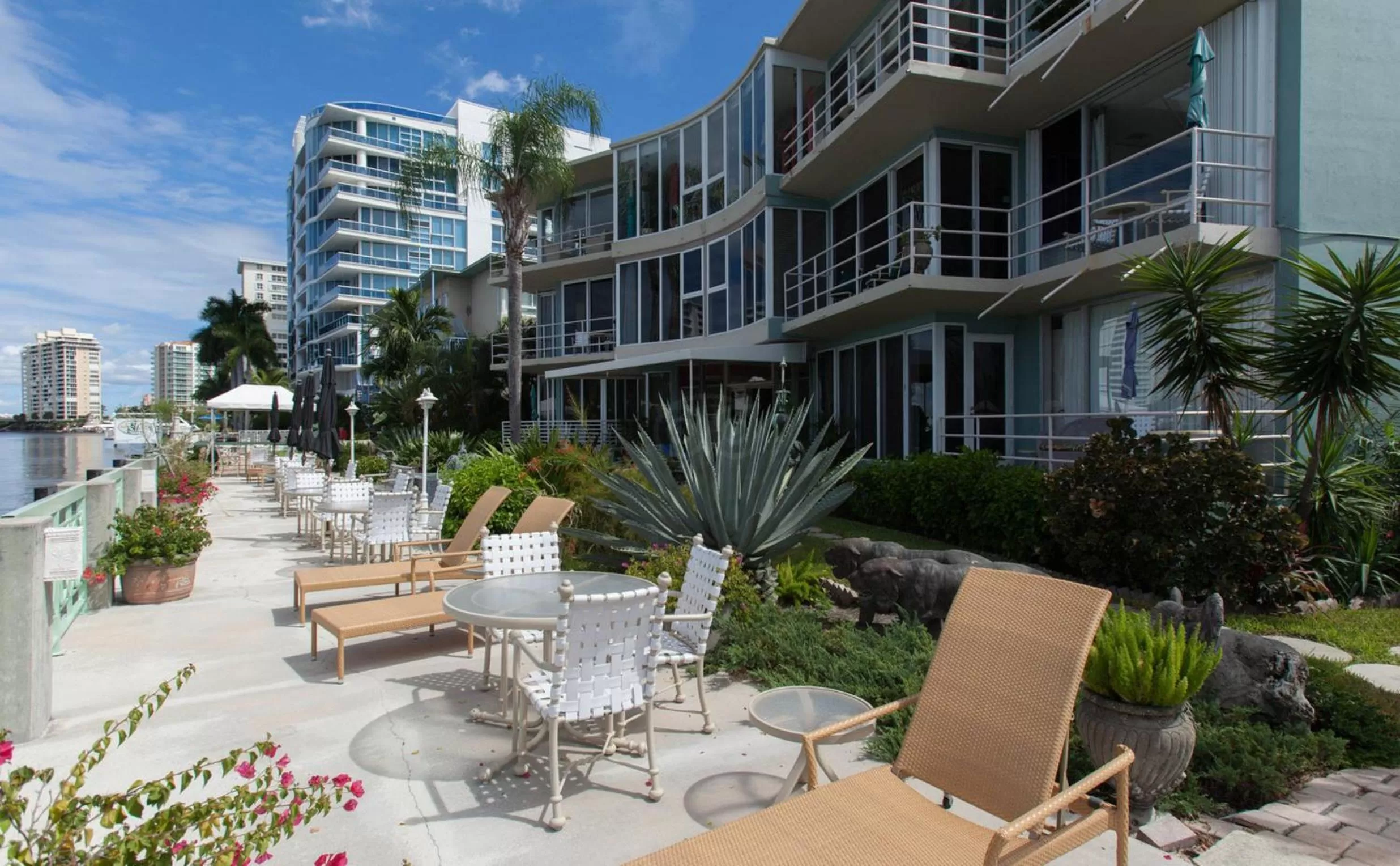 Day in Manhattan Tower Apartment Hotel