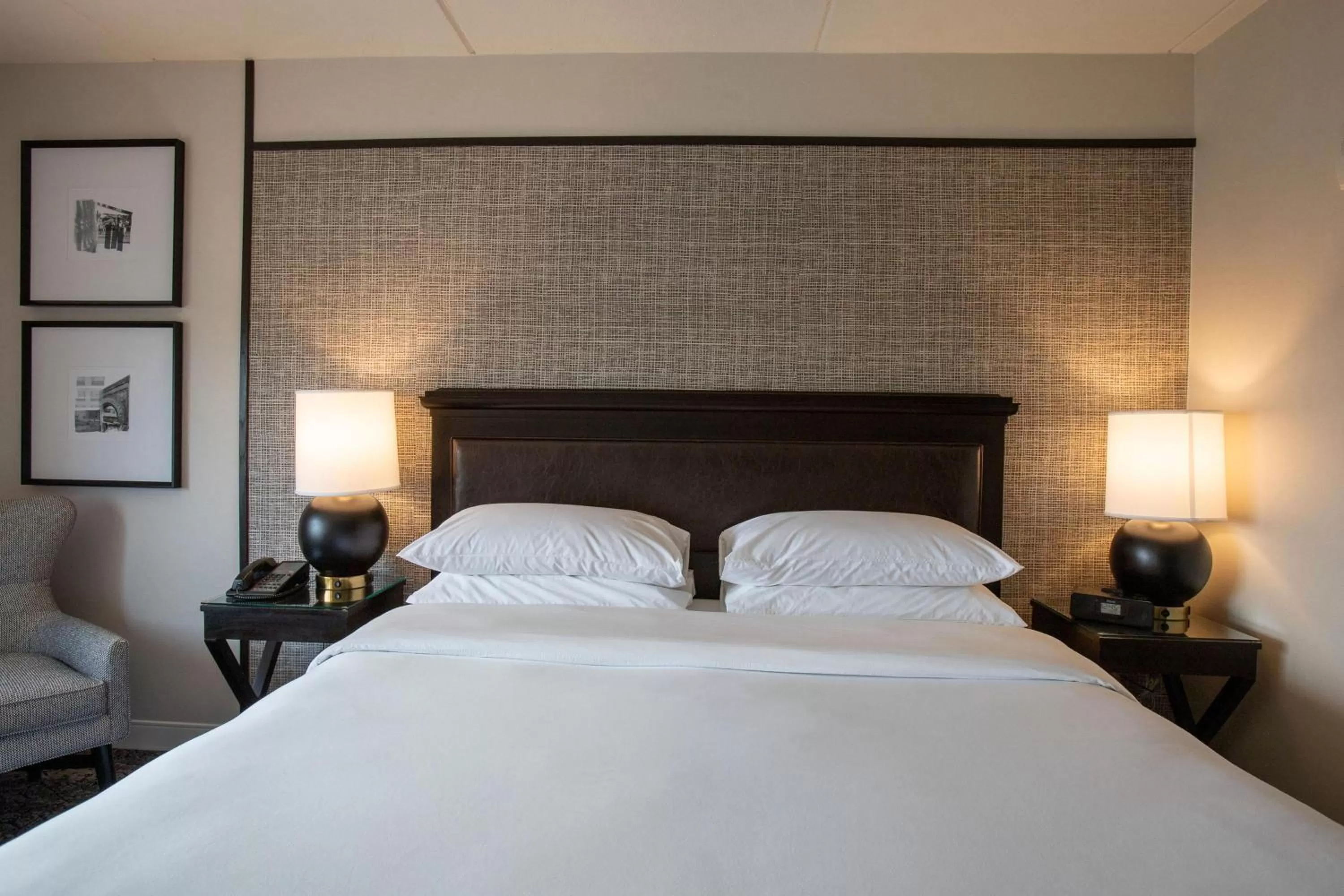 Photo of the whole room, Bed in Sheraton Chicago Northbrook