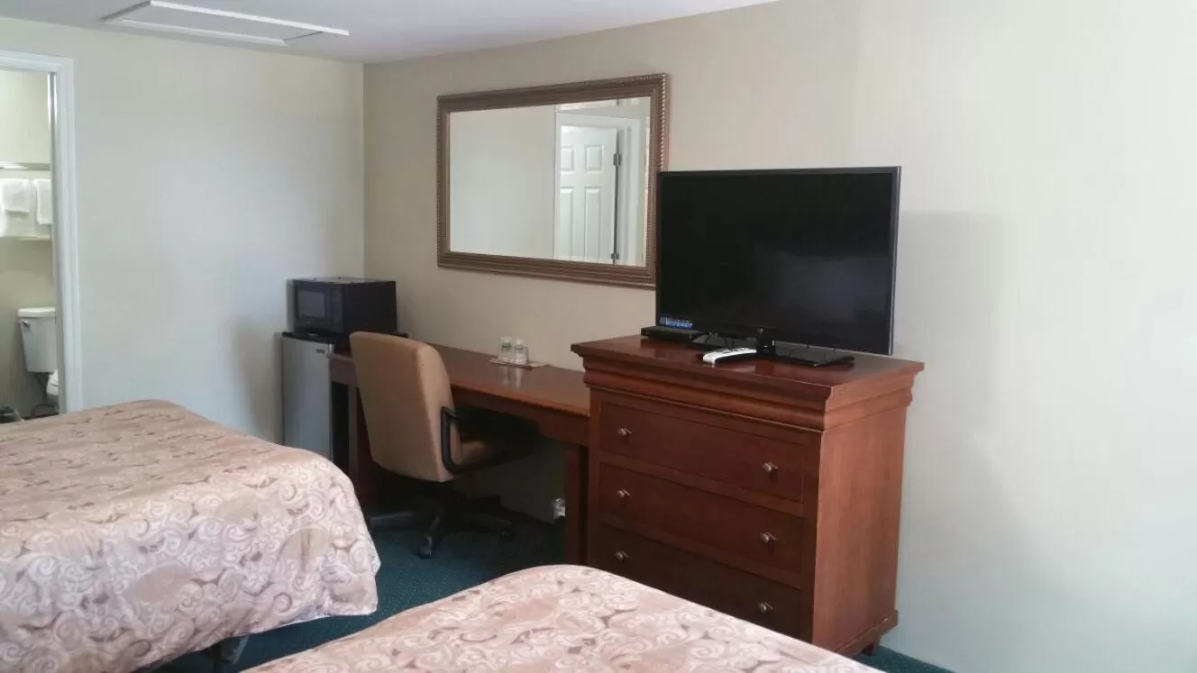 Bed in Slumberland Motel Mount Holly