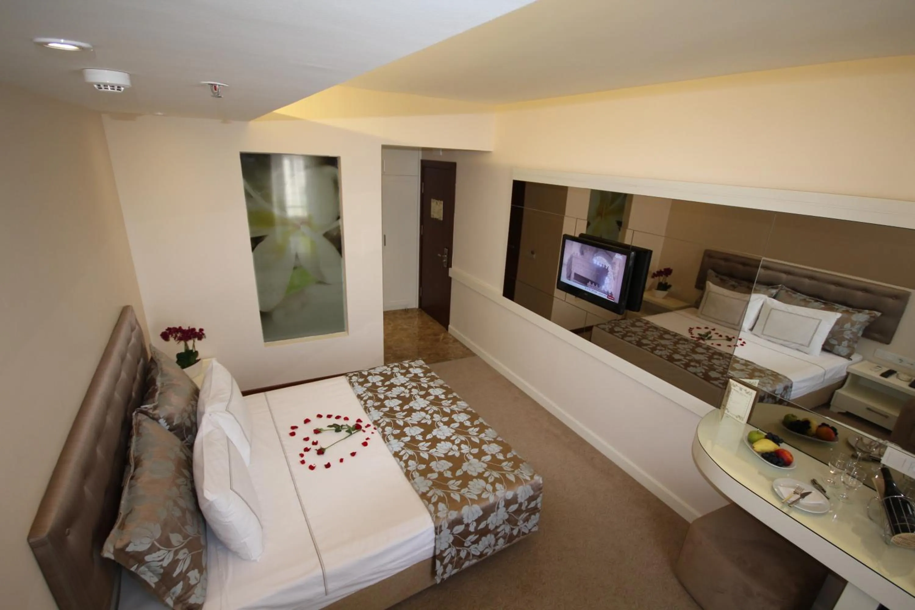 Photo of the whole room, Bed in Grand Washington Hotel