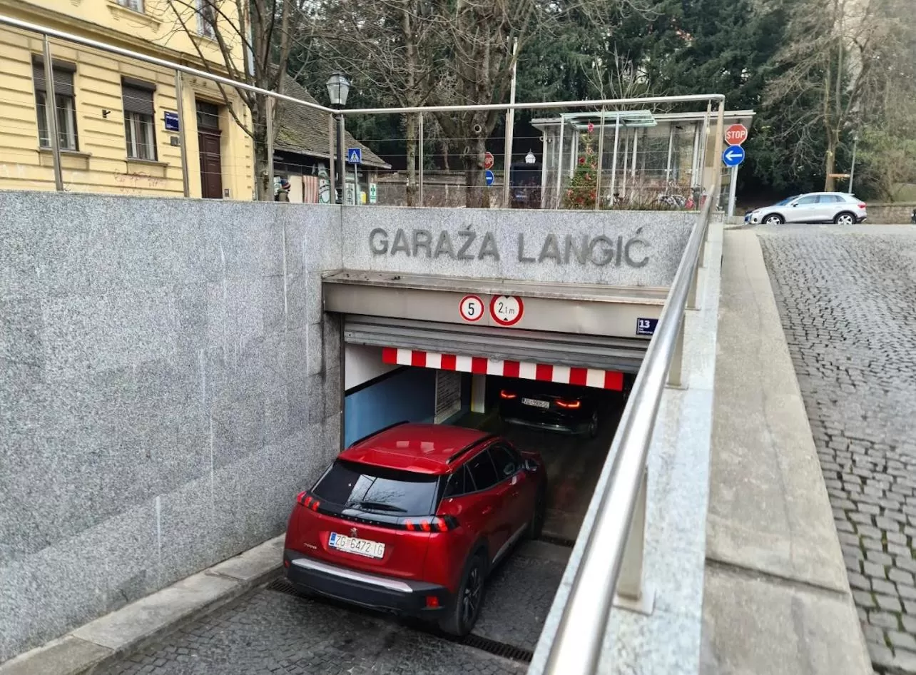 Parking in Doma Zagreb Aparthotel