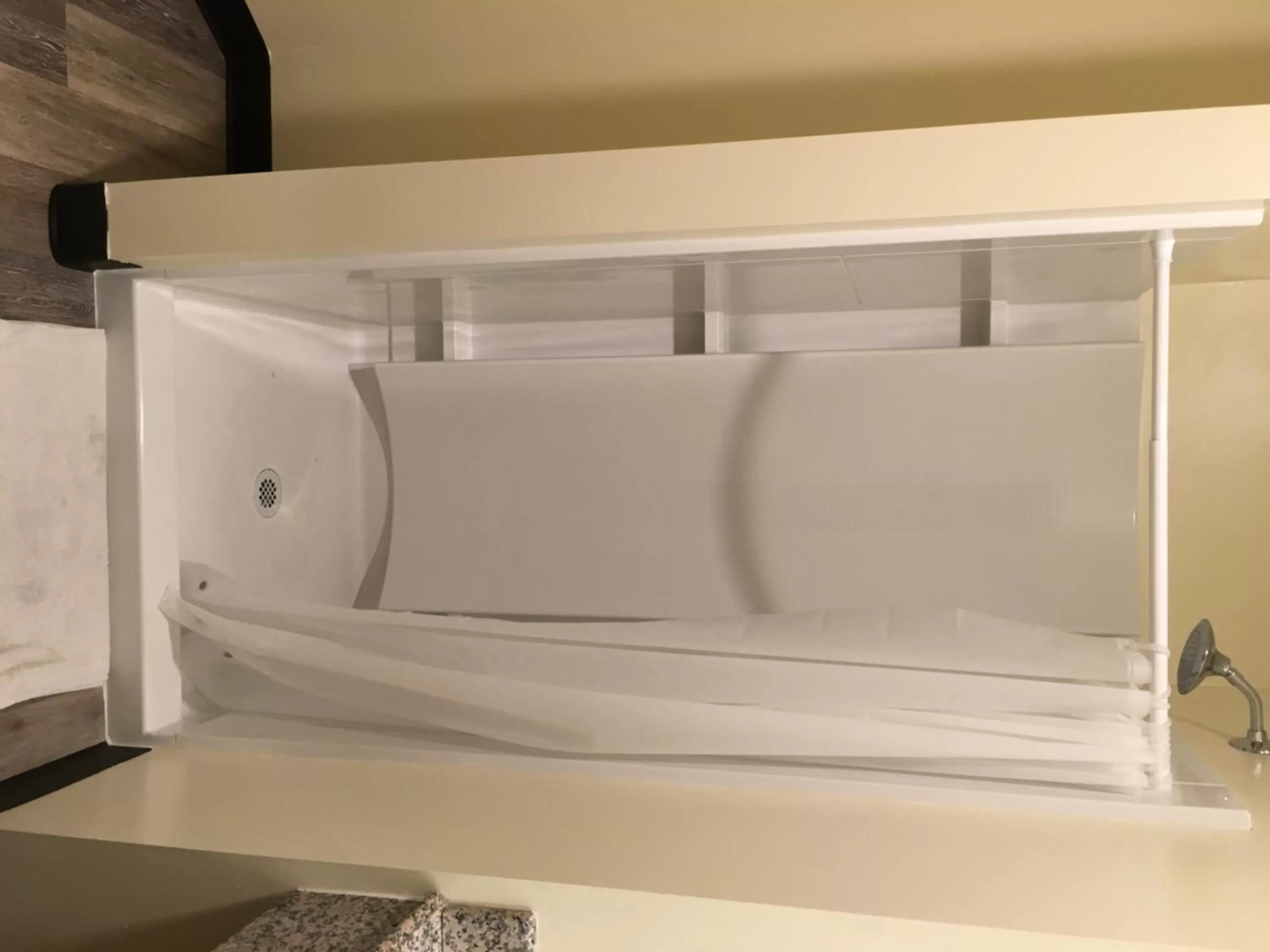 Bathroom in Lincoln Park Motel