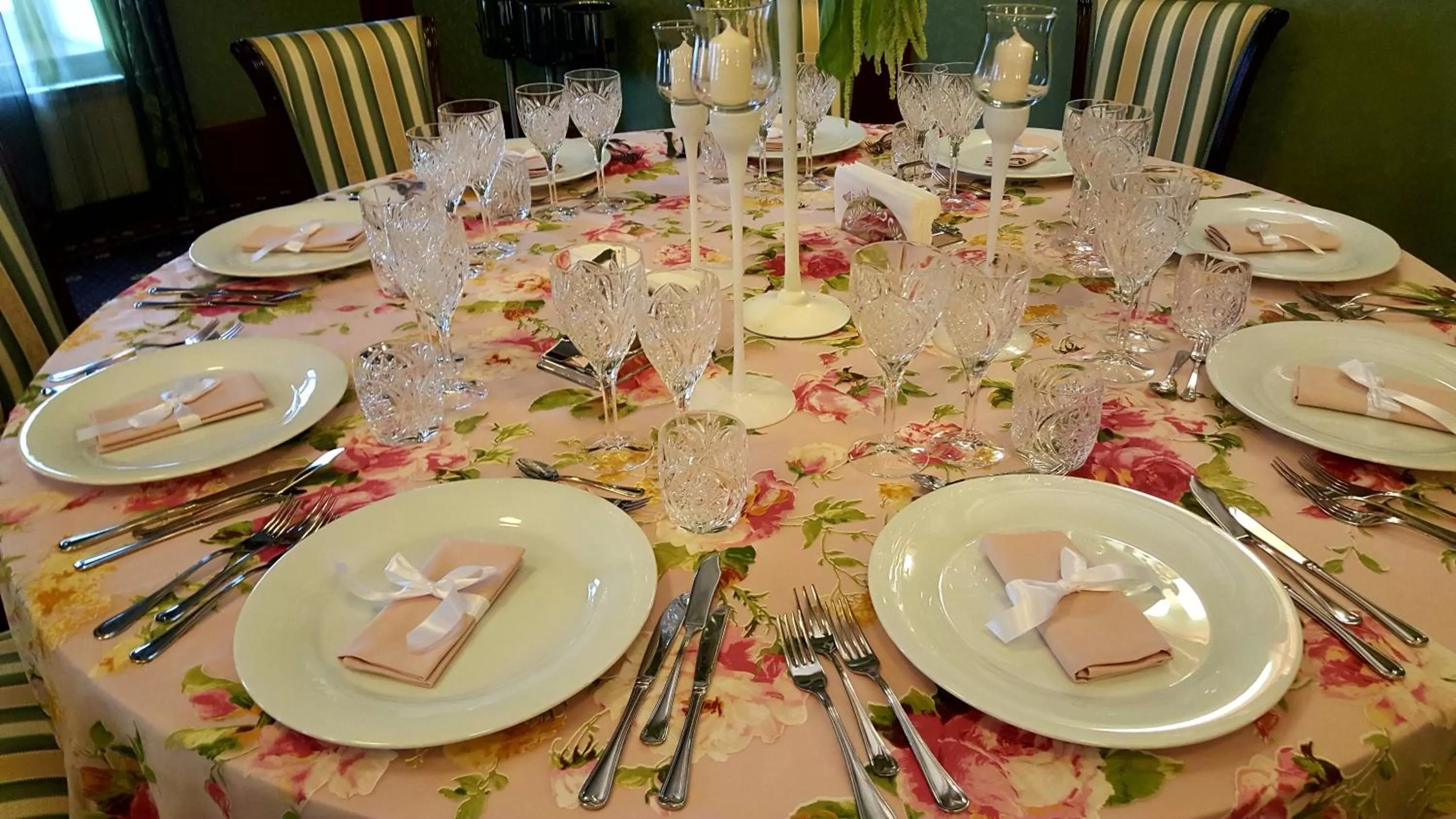 Restaurant/places to eat in Hotel Select