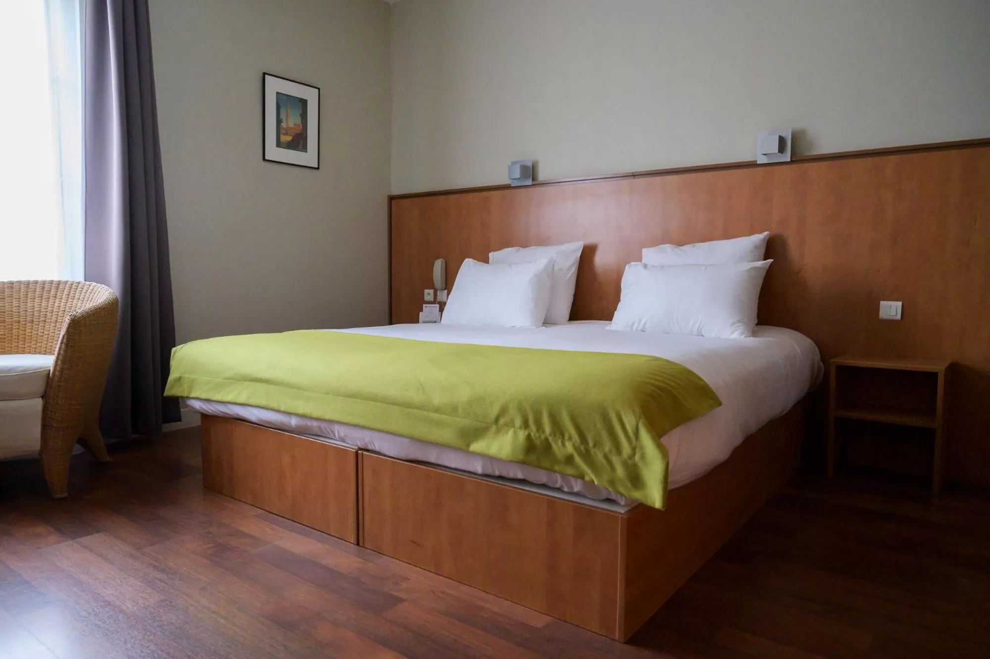 Bed in Best Western Plus Le Canard sur le Toit