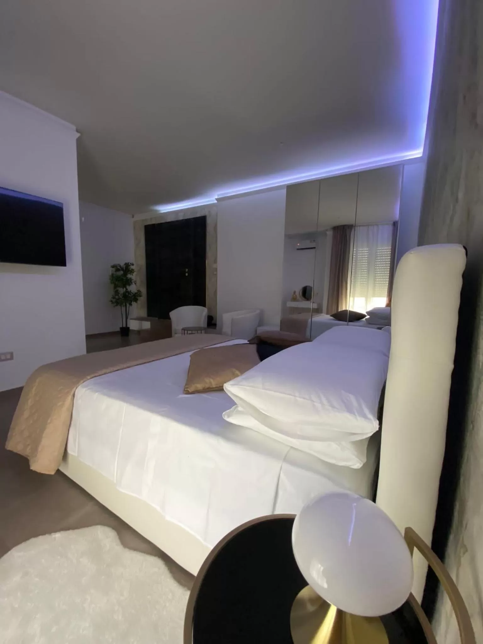 Bed in b&b THE WORLD