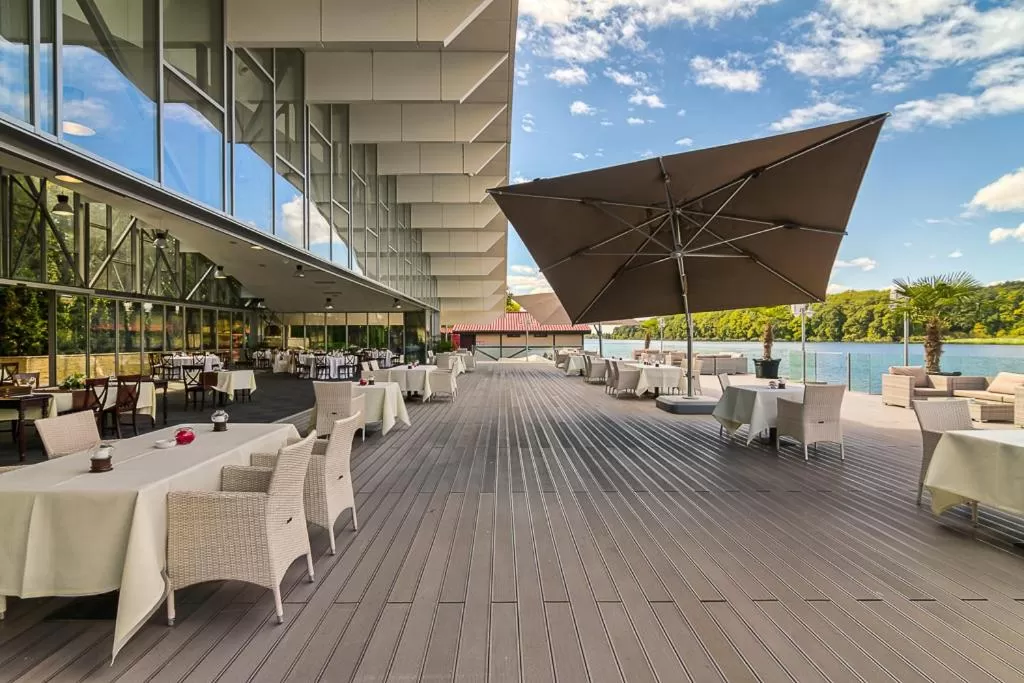 Restaurant/places to eat in Hotel Snagov Club