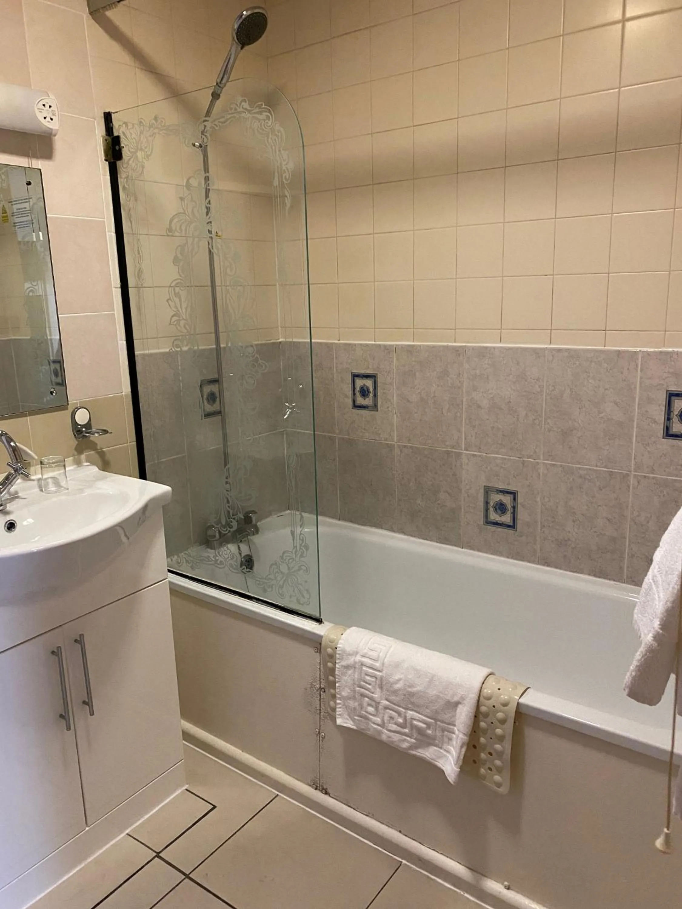 Bathroom in Cardiff Sandringham Hotel