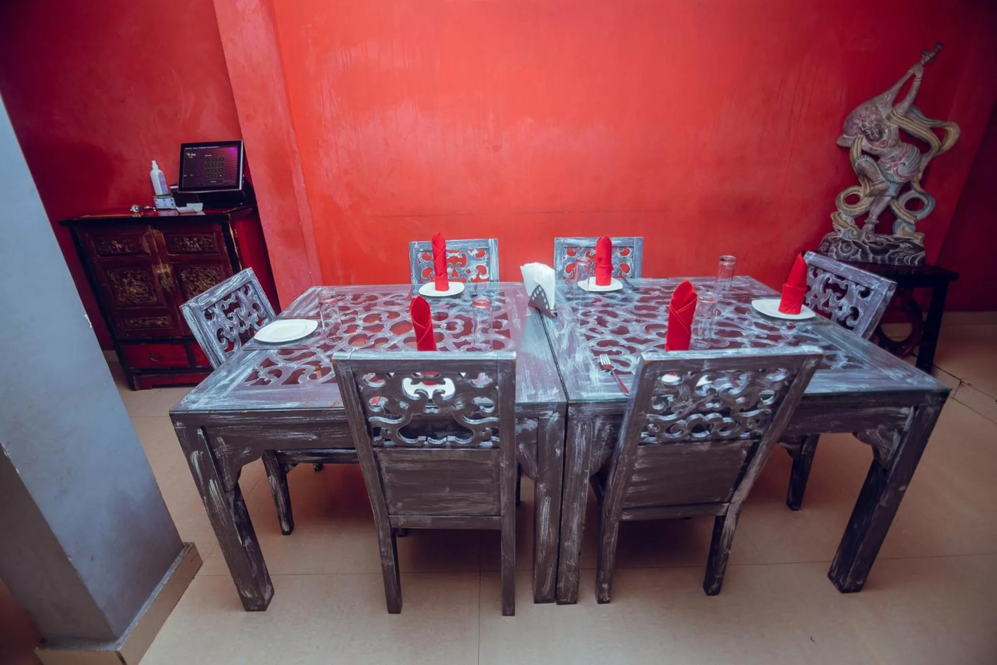 Restaurant/places to eat in Noble House Hotel