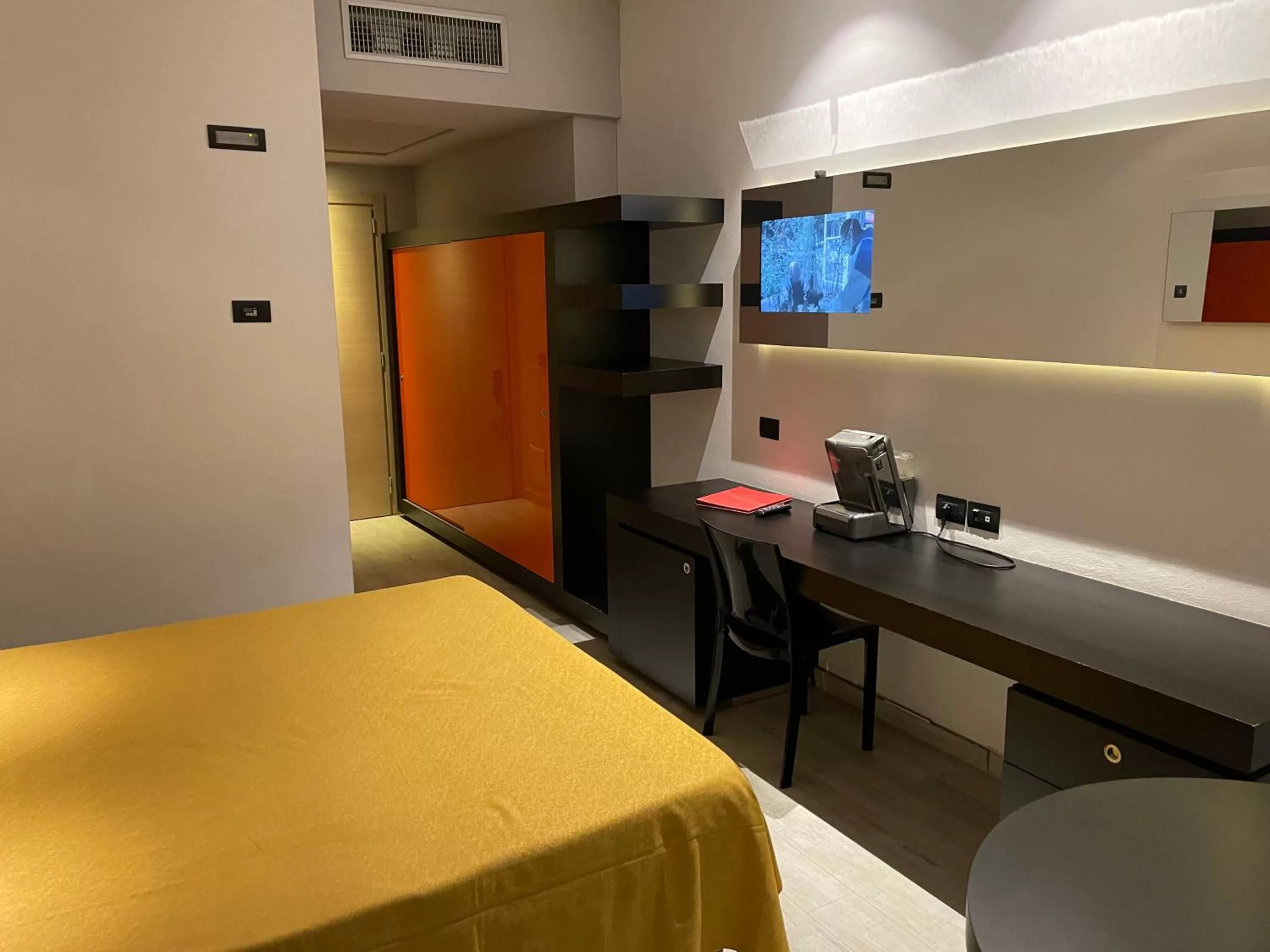 Photo of the whole room, Bed in Blue Shades Hotel