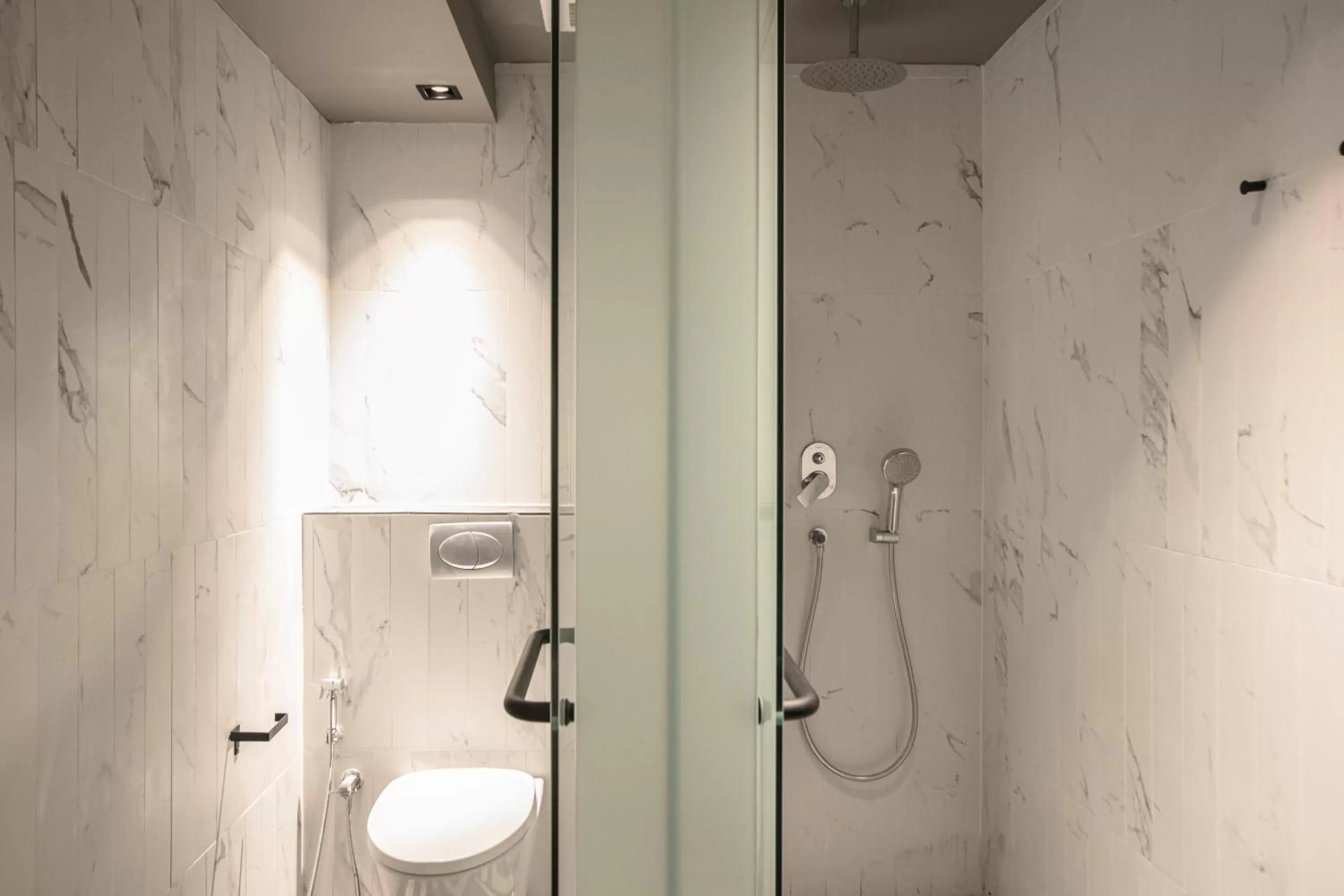 Bathroom in Hotel Calmo Bugis