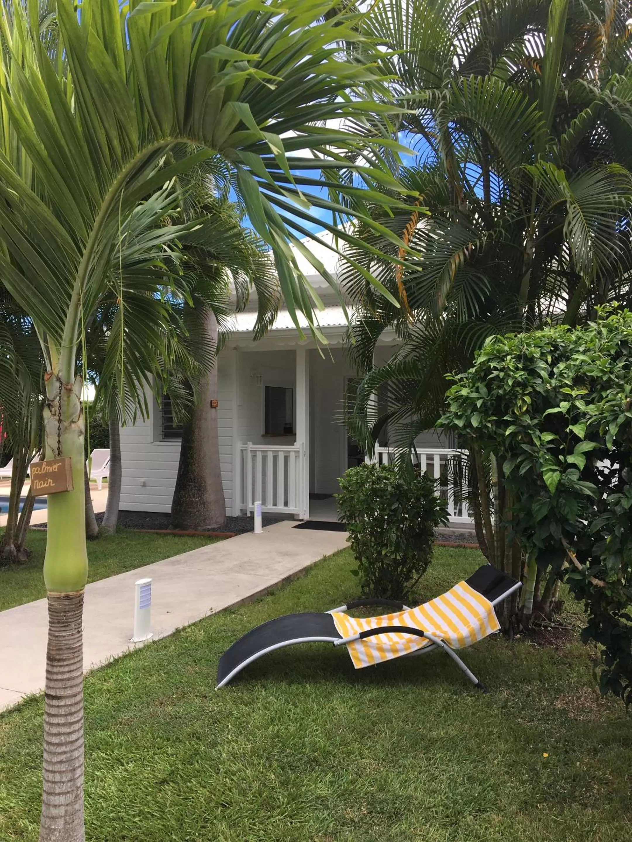 Garden, Property Building in Chambres d'hôtes et villas chez Flo