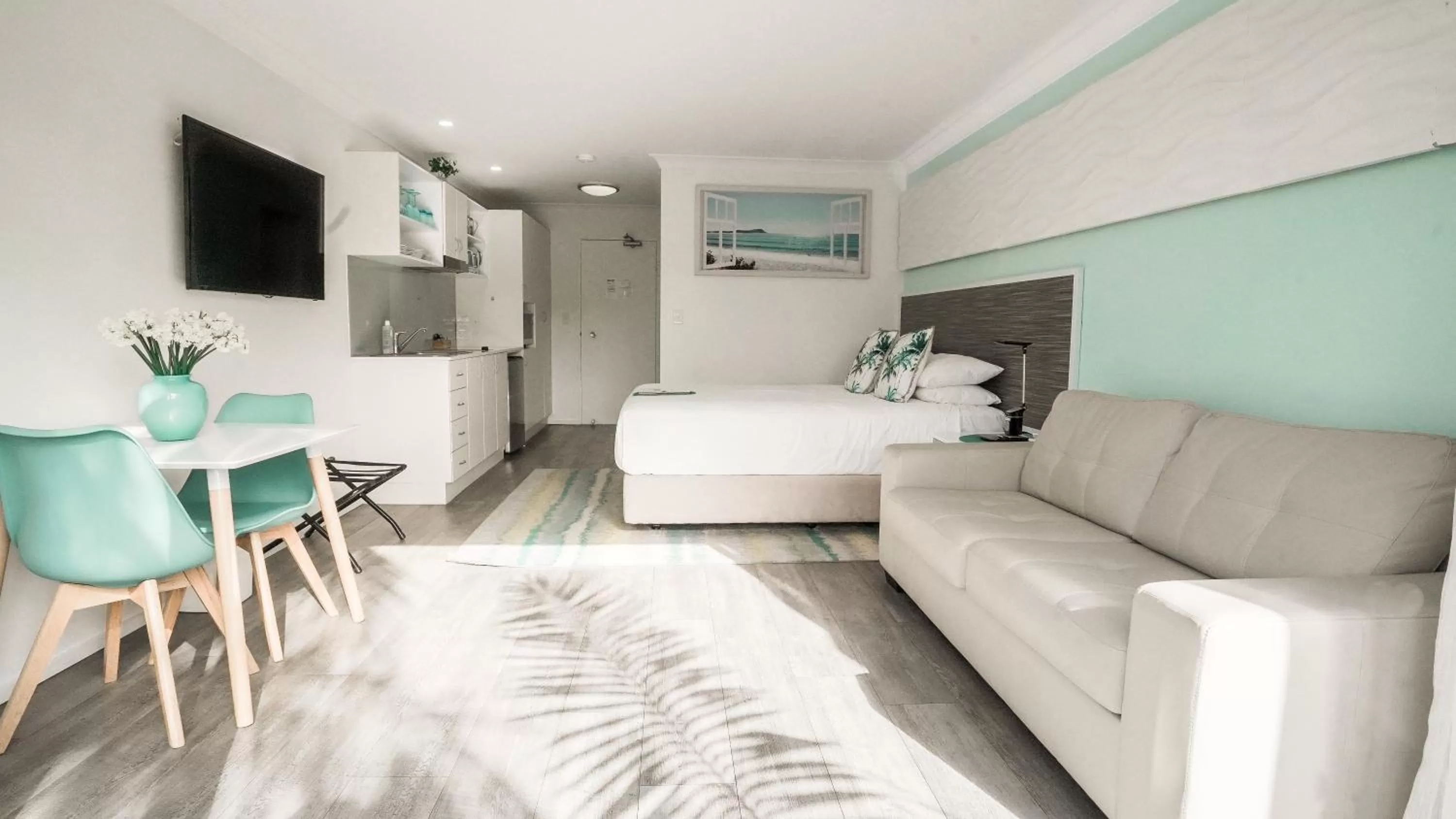 Photo of the whole room, Bed in Terrigal Pacific Coastal Retreat