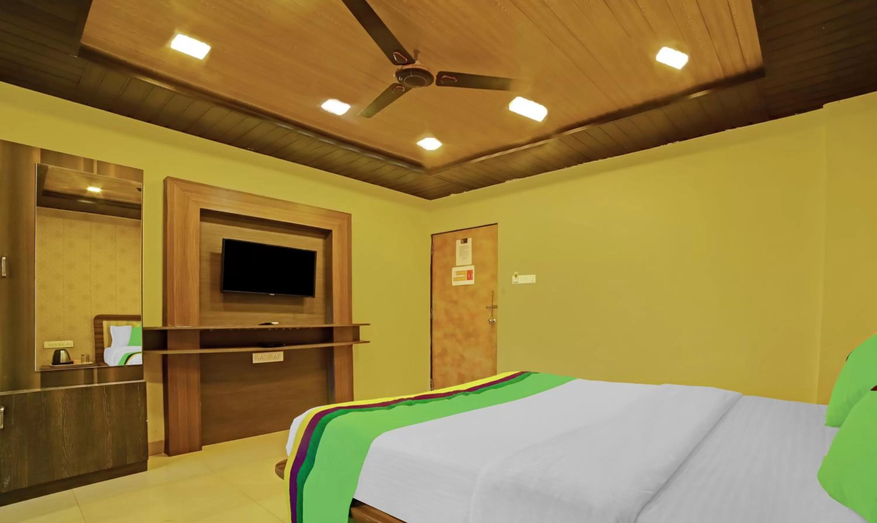 Bedroom, Bed in Treebo Balaji Excellency with Pool & Spa