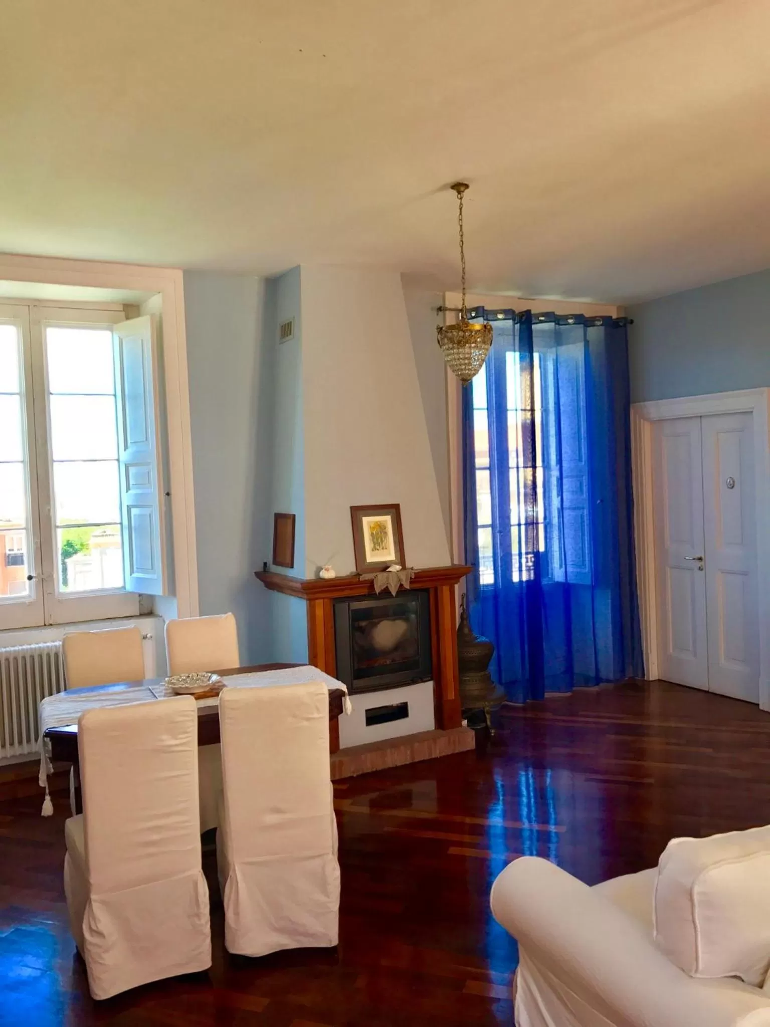 Communal lounge/ TV room in The Secret Garden Relais