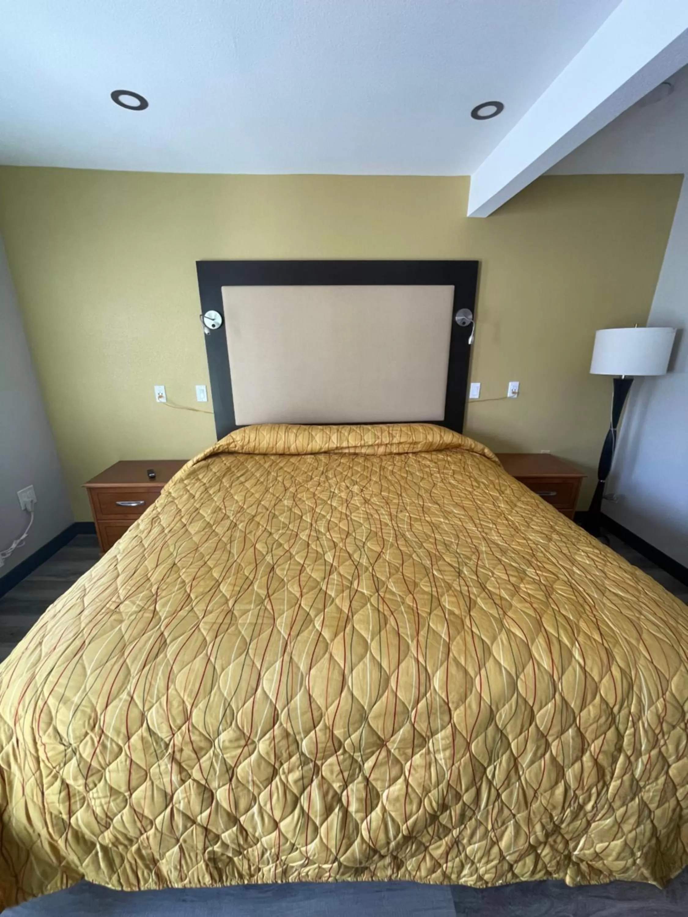 Bed in Stadium Inn & Spas