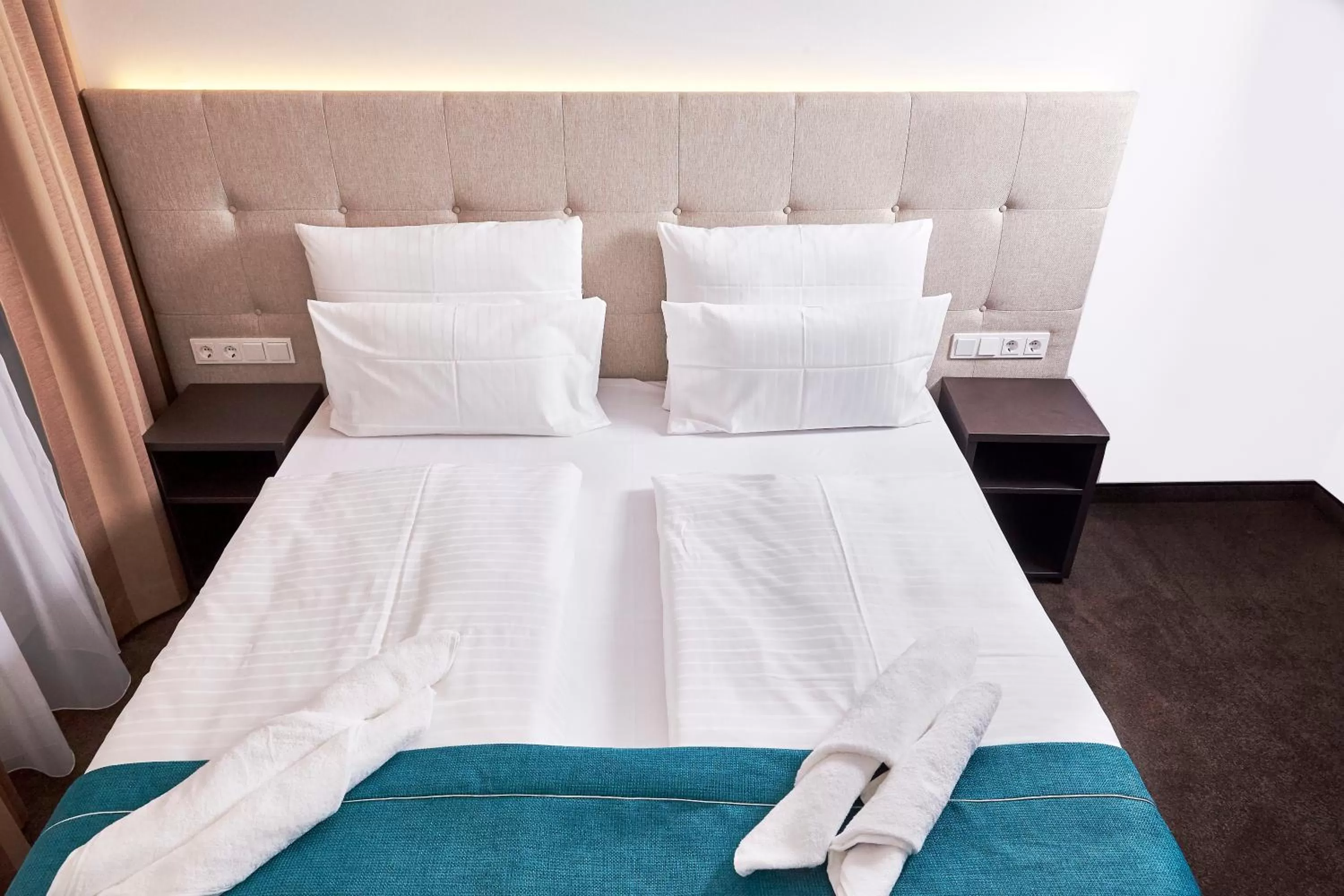 Bedroom, Bed in The Monument Hotel - BW Signature Collection