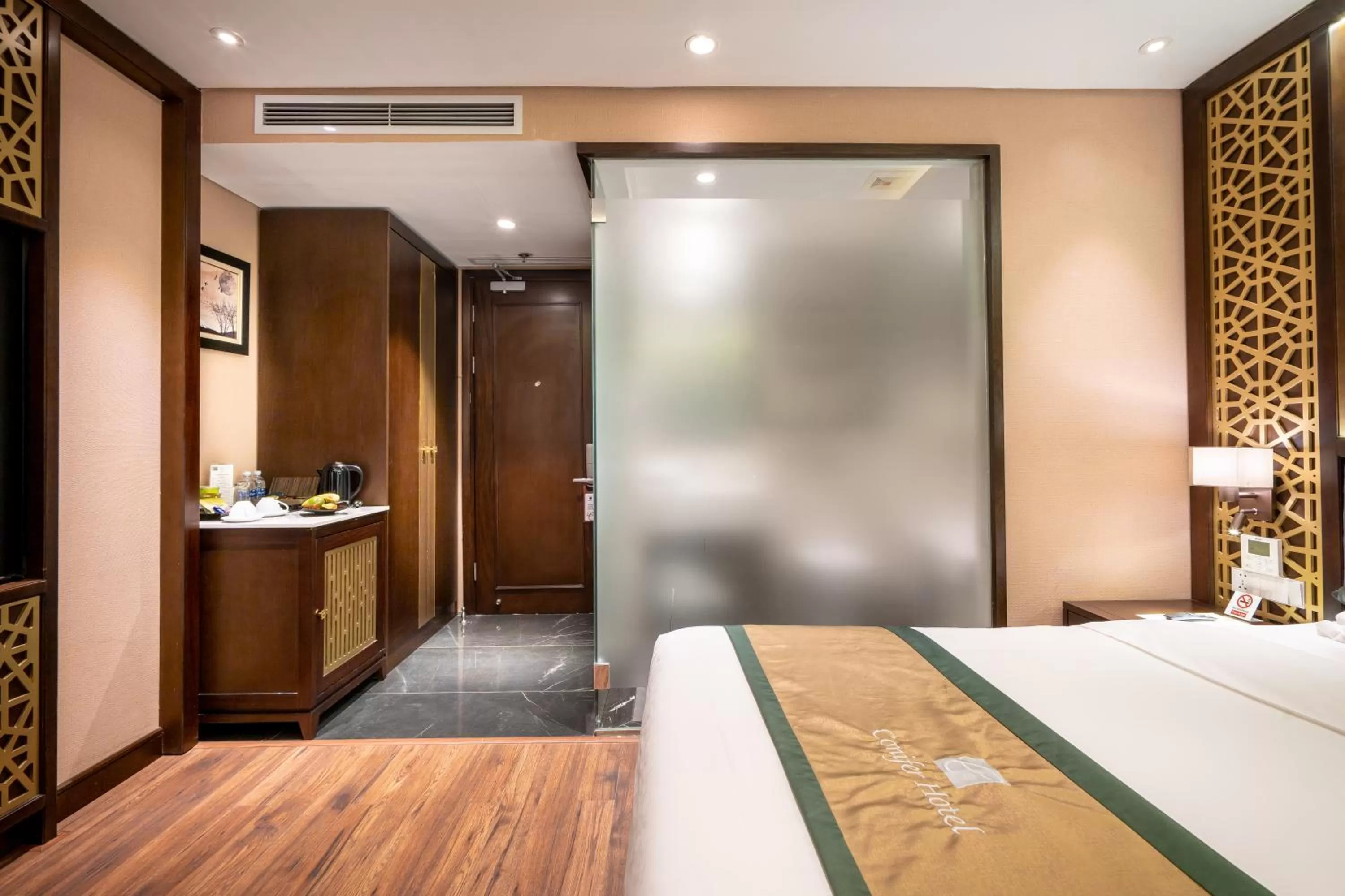 Photo of the whole room, Bed in Conifer Grand Hotel