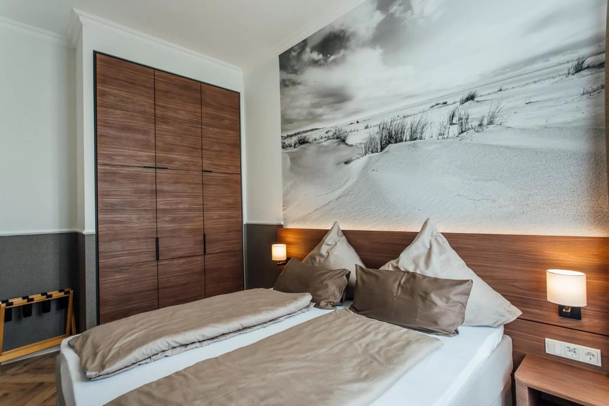 Bedroom, Bed in Strandhotel Hohenzollern