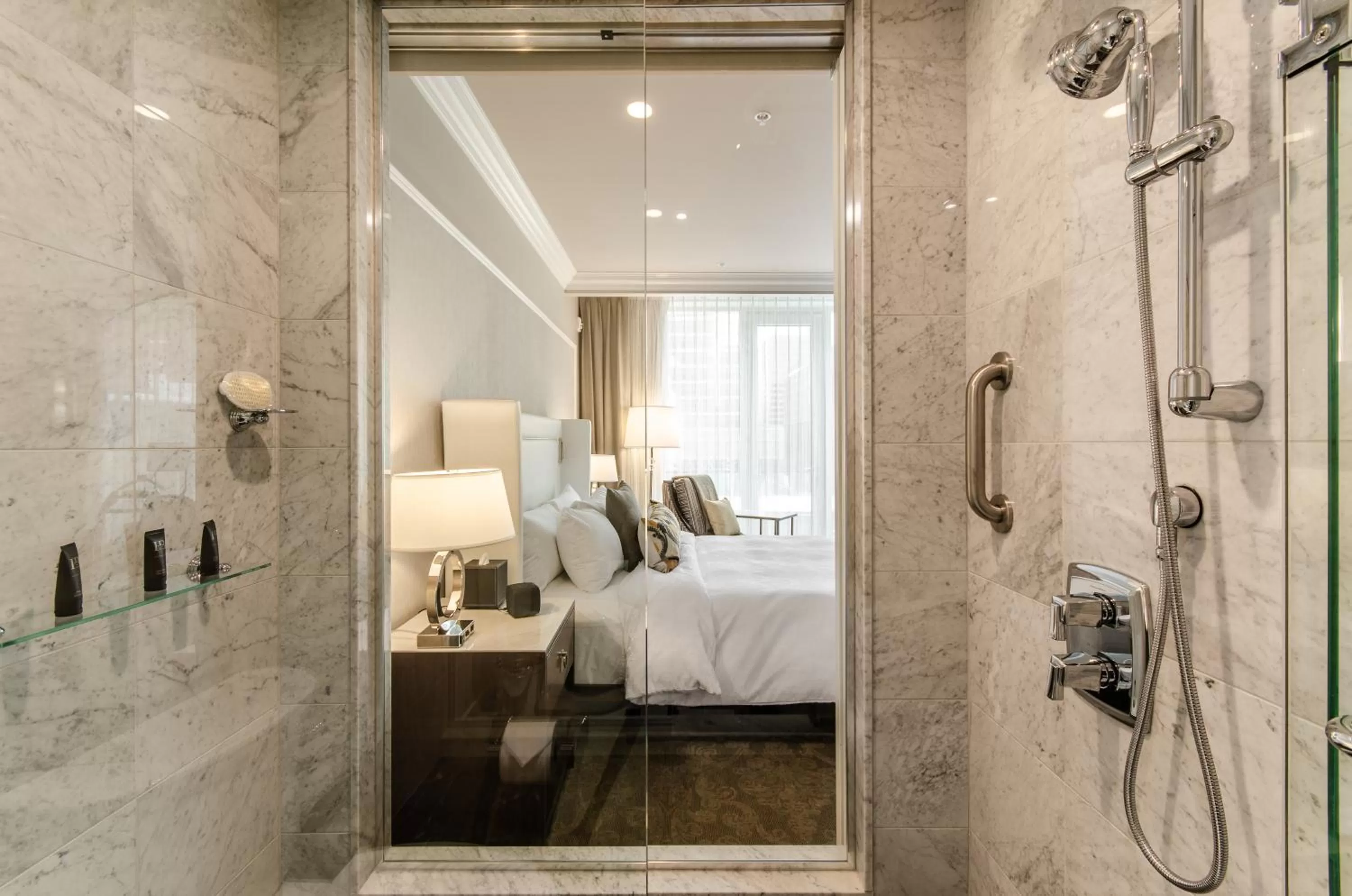 Photo of the whole room, Bed in Hôtel Birks Montréal