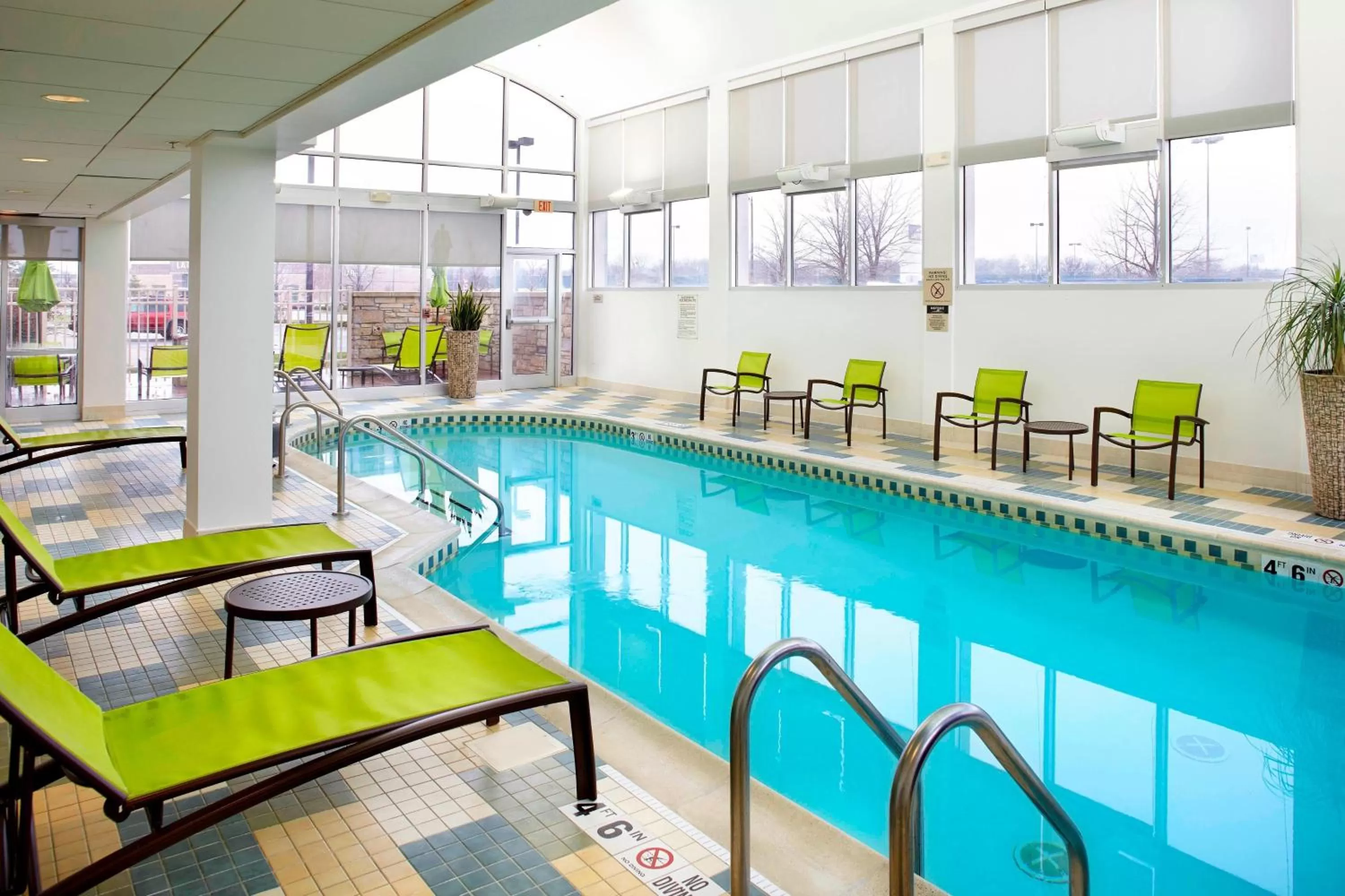Swimming pool in SpringHill Suites by Marriott Chicago Waukegan/Gurnee
