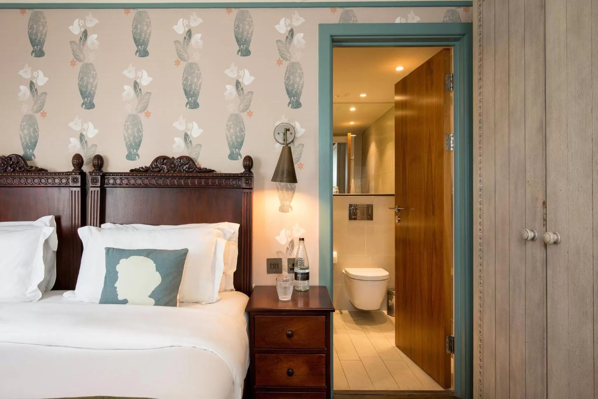 Photo of the whole room, Bed in Morton Hotel