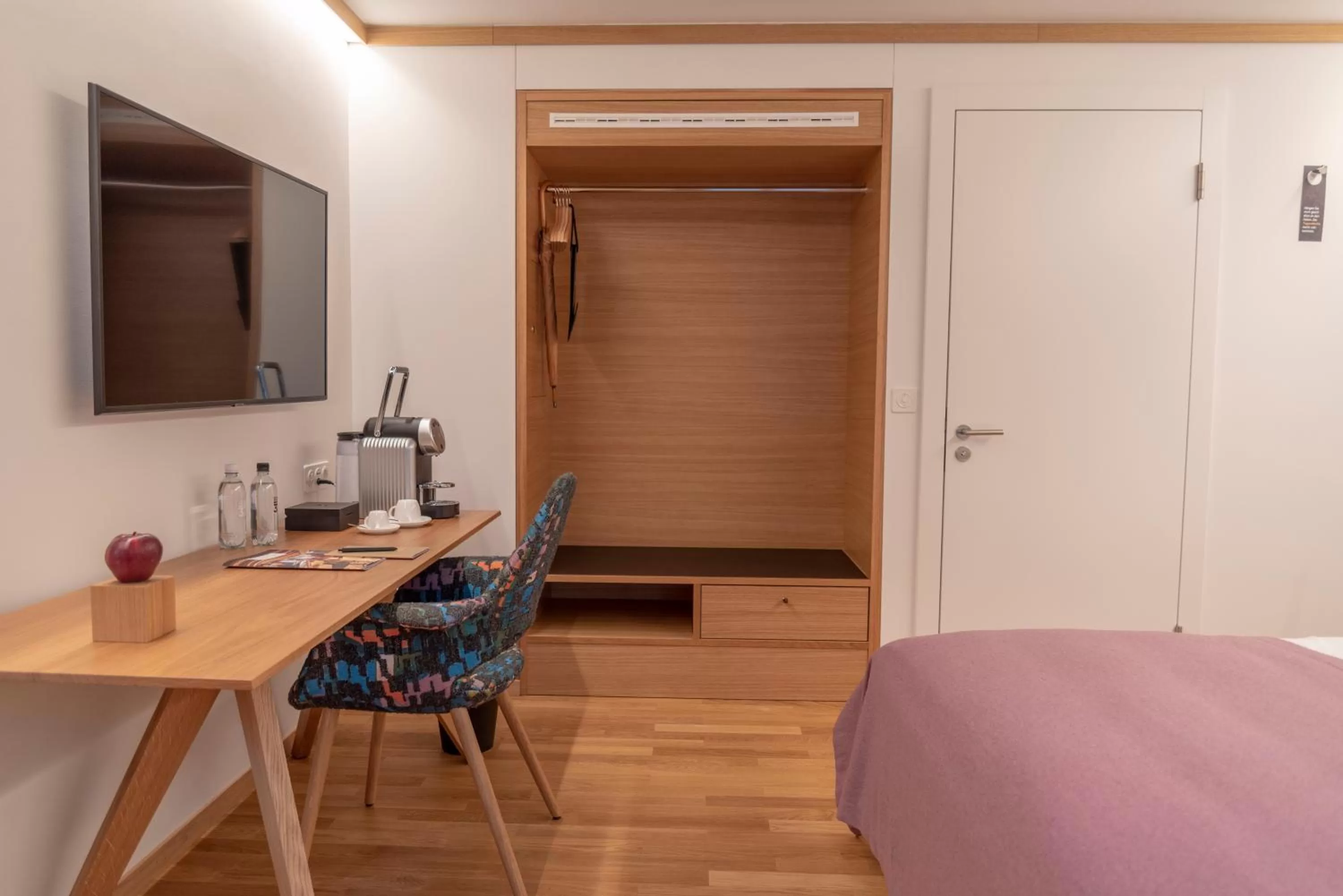 Coffee/tea facilities, Bed in CASPAR Swiss Quality Hotel