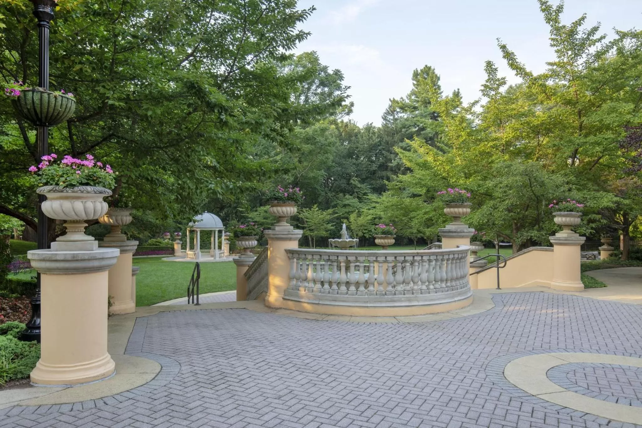 Inner courtyard view in Omni Shoreham Hotel