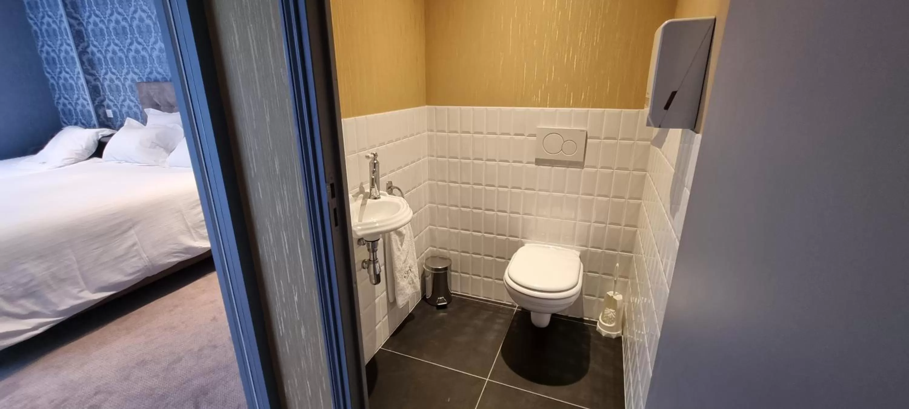 Toilet, Bed in Hotel Meurice