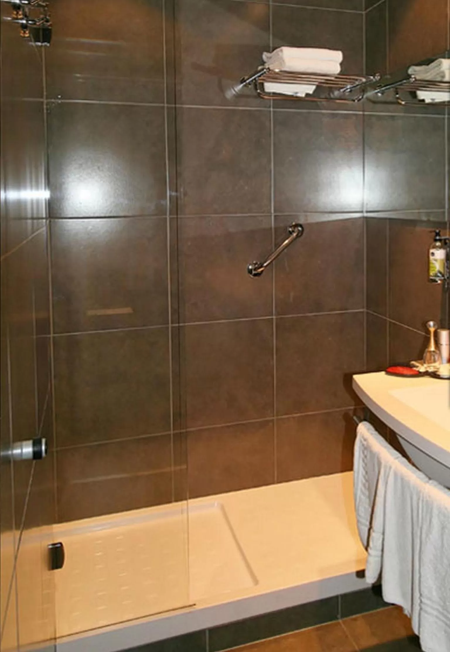 Shower in Logis NIMOTEL Hôtel Cosy